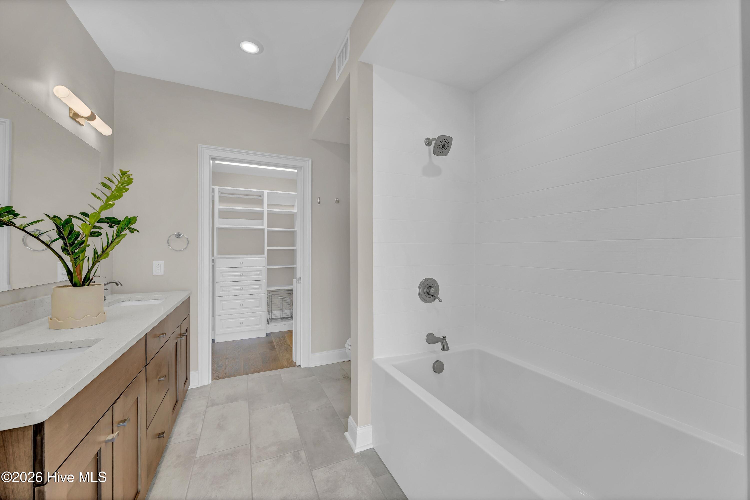 100563569 | Photo 24