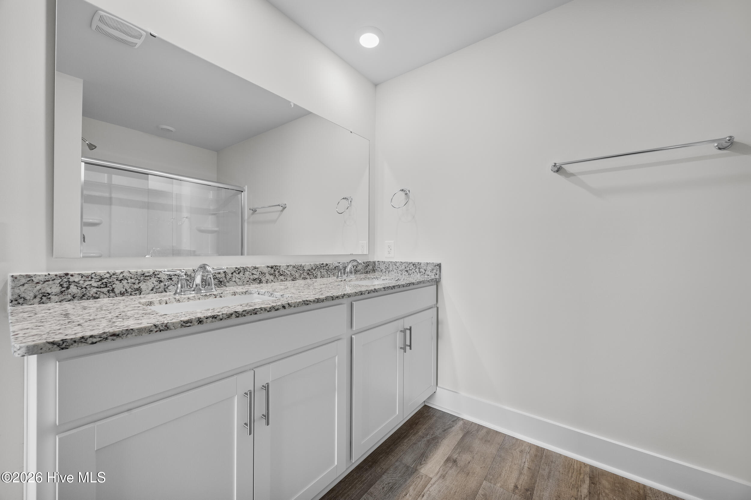 100563426 | Photo 30