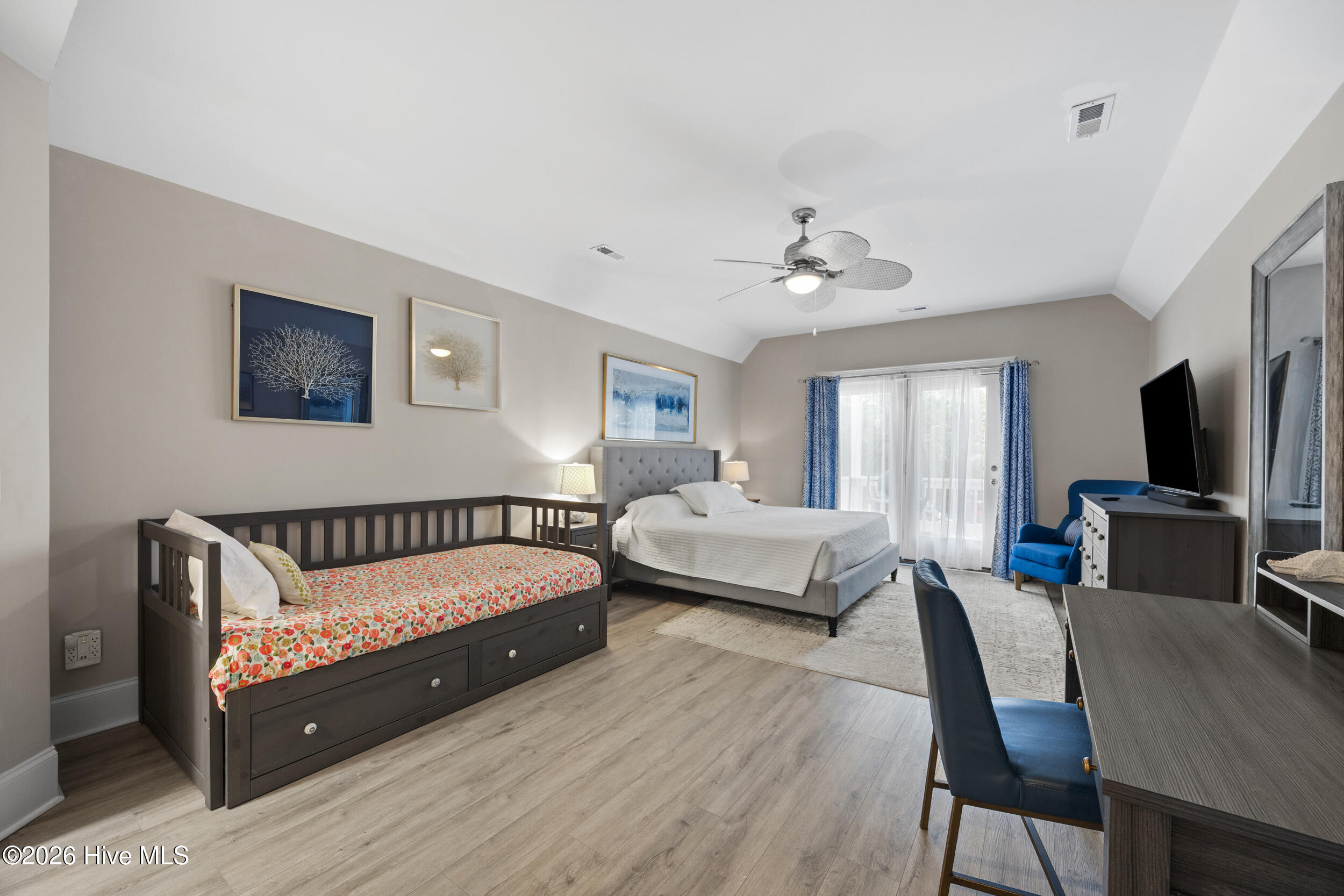 100555680 | Photo 37