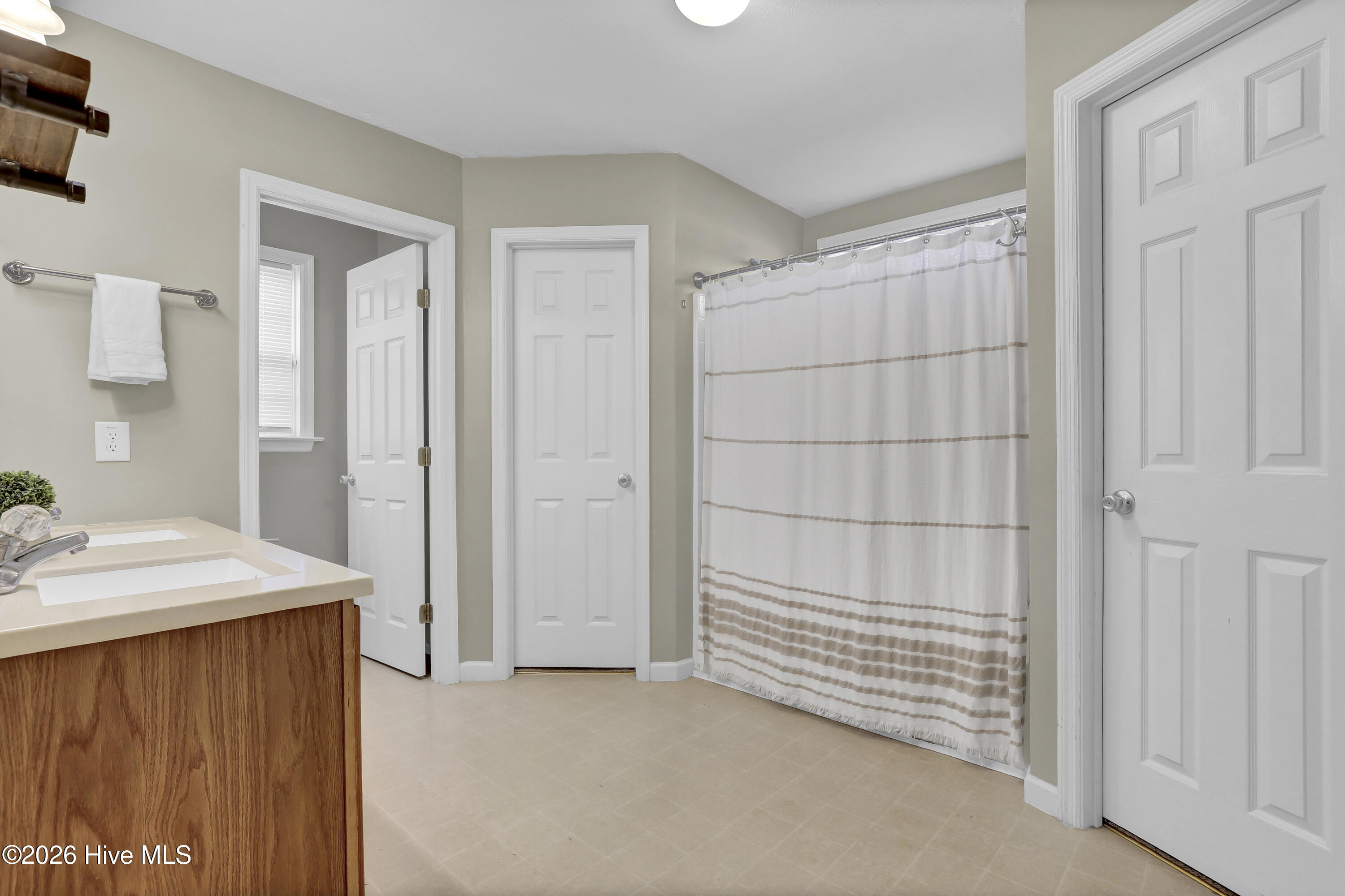 100548013 | Photo 16