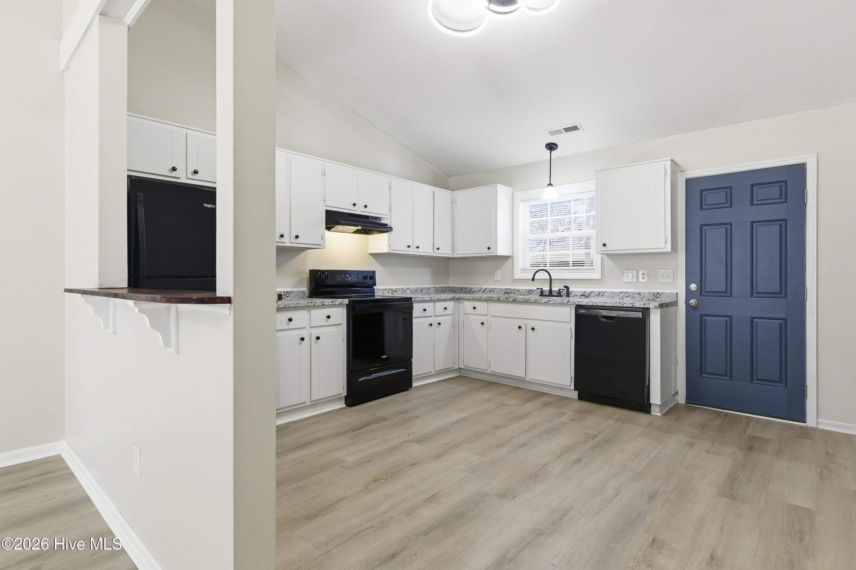 100551101 | Photo 11