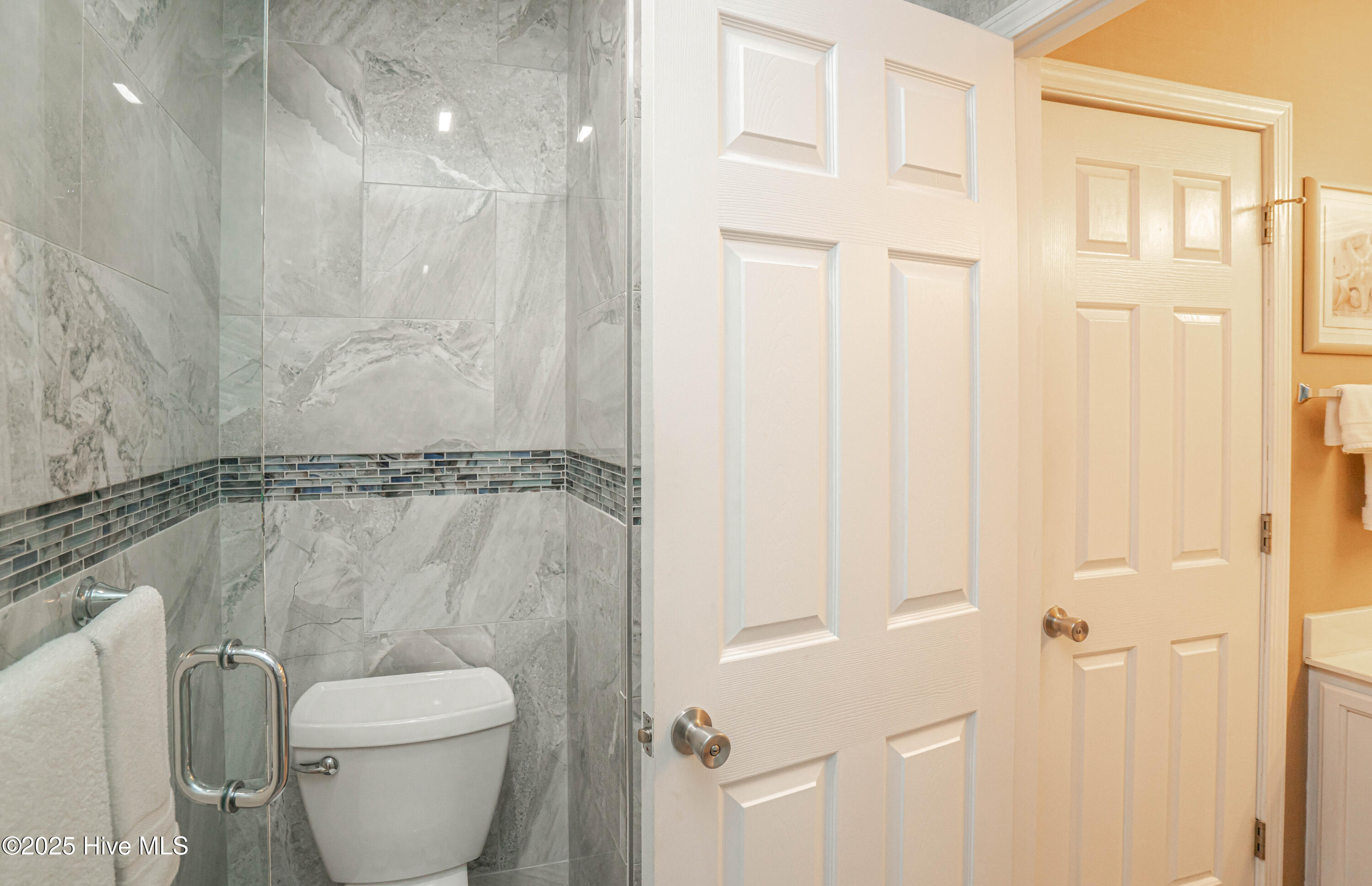 100536080 | Photo 23