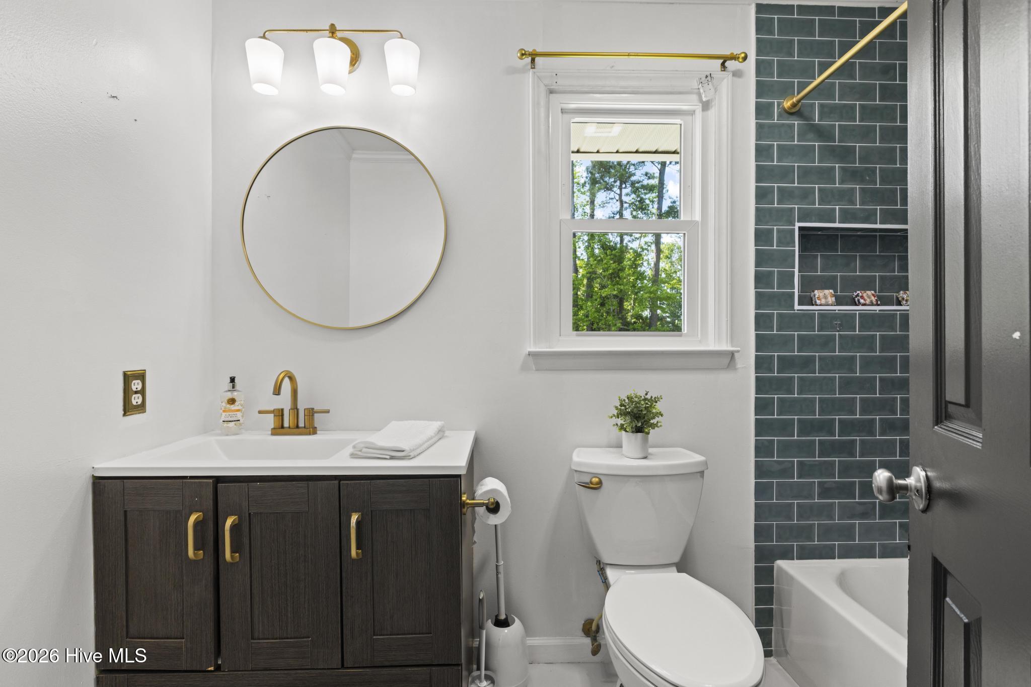 100568439 | Photo 34