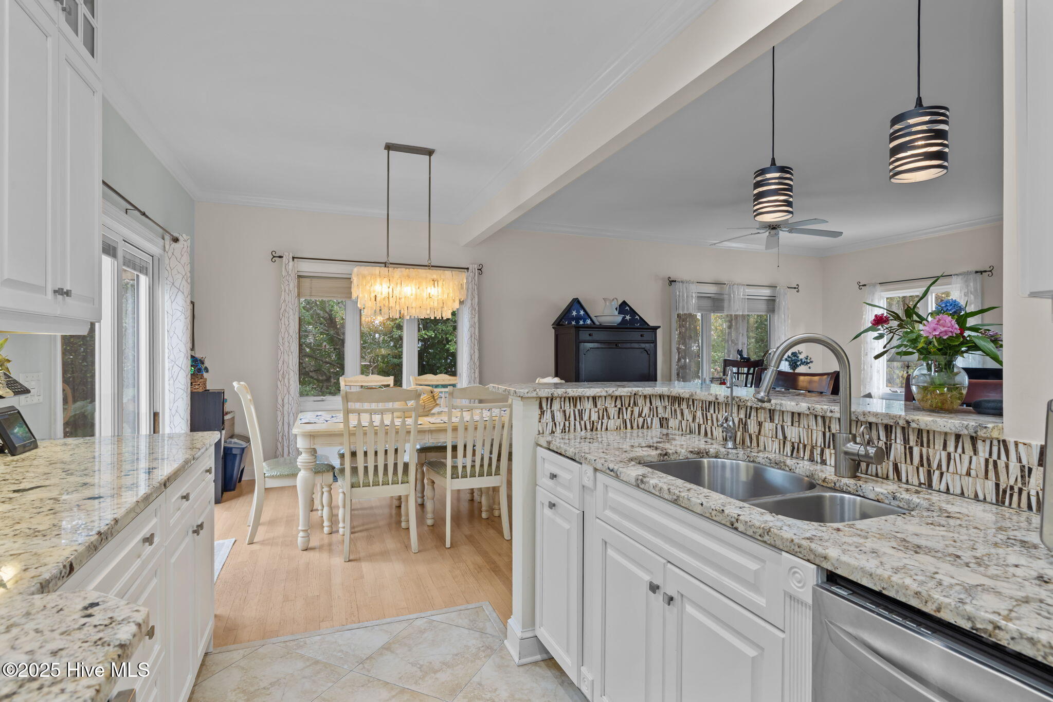 100540385 | Photo 11