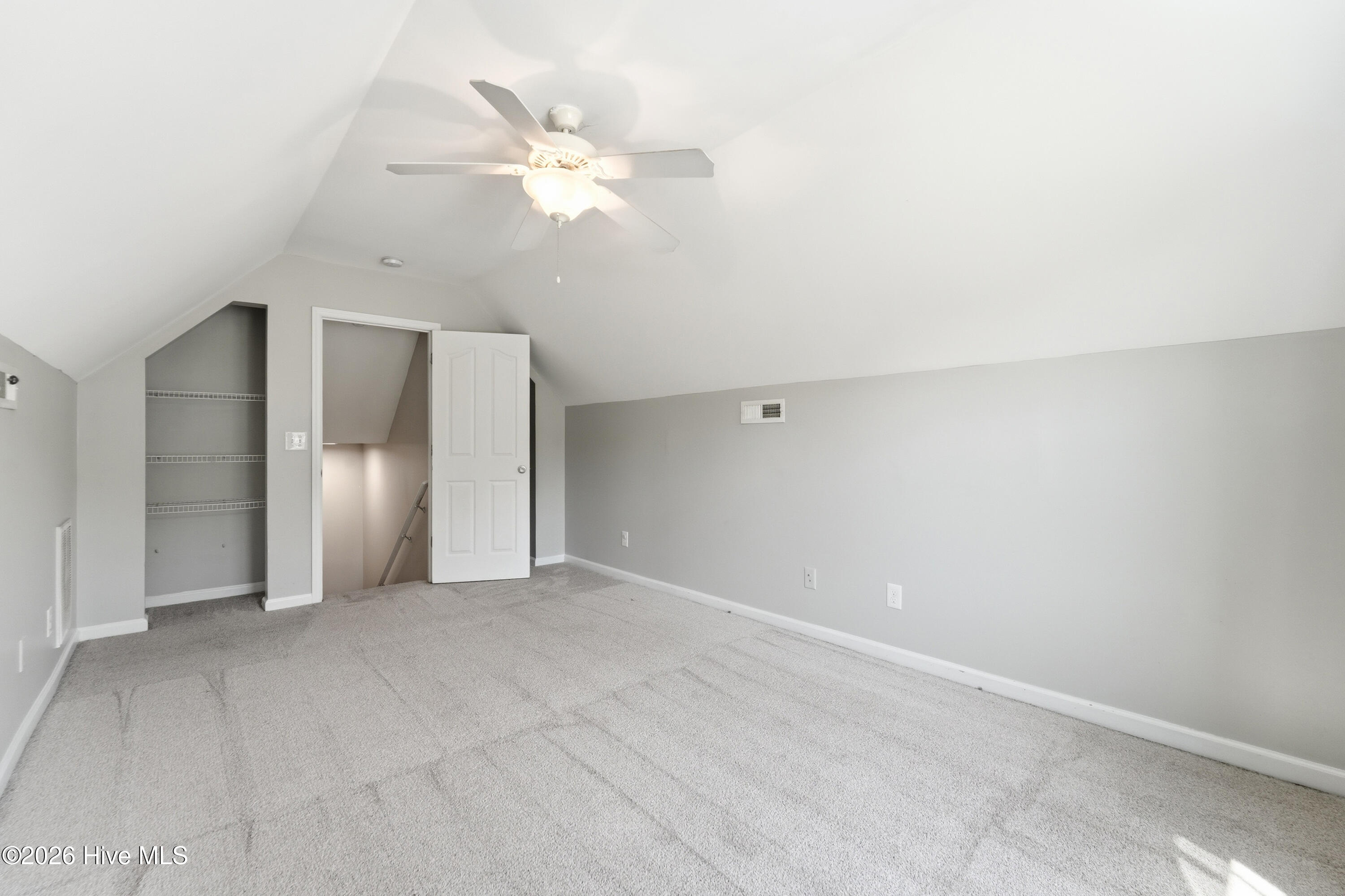 100568170 | Photo 40