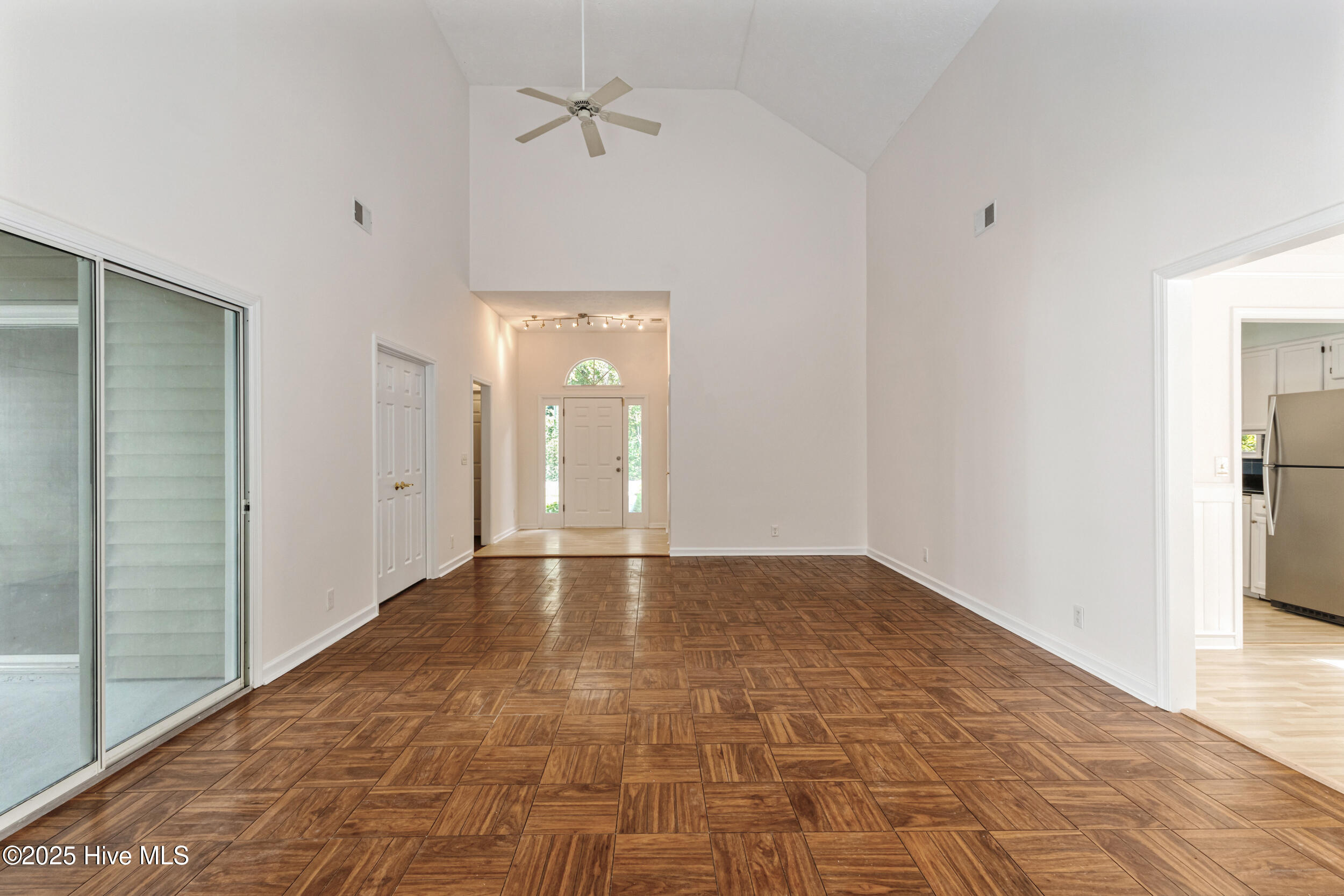 100531370 | Photo 14