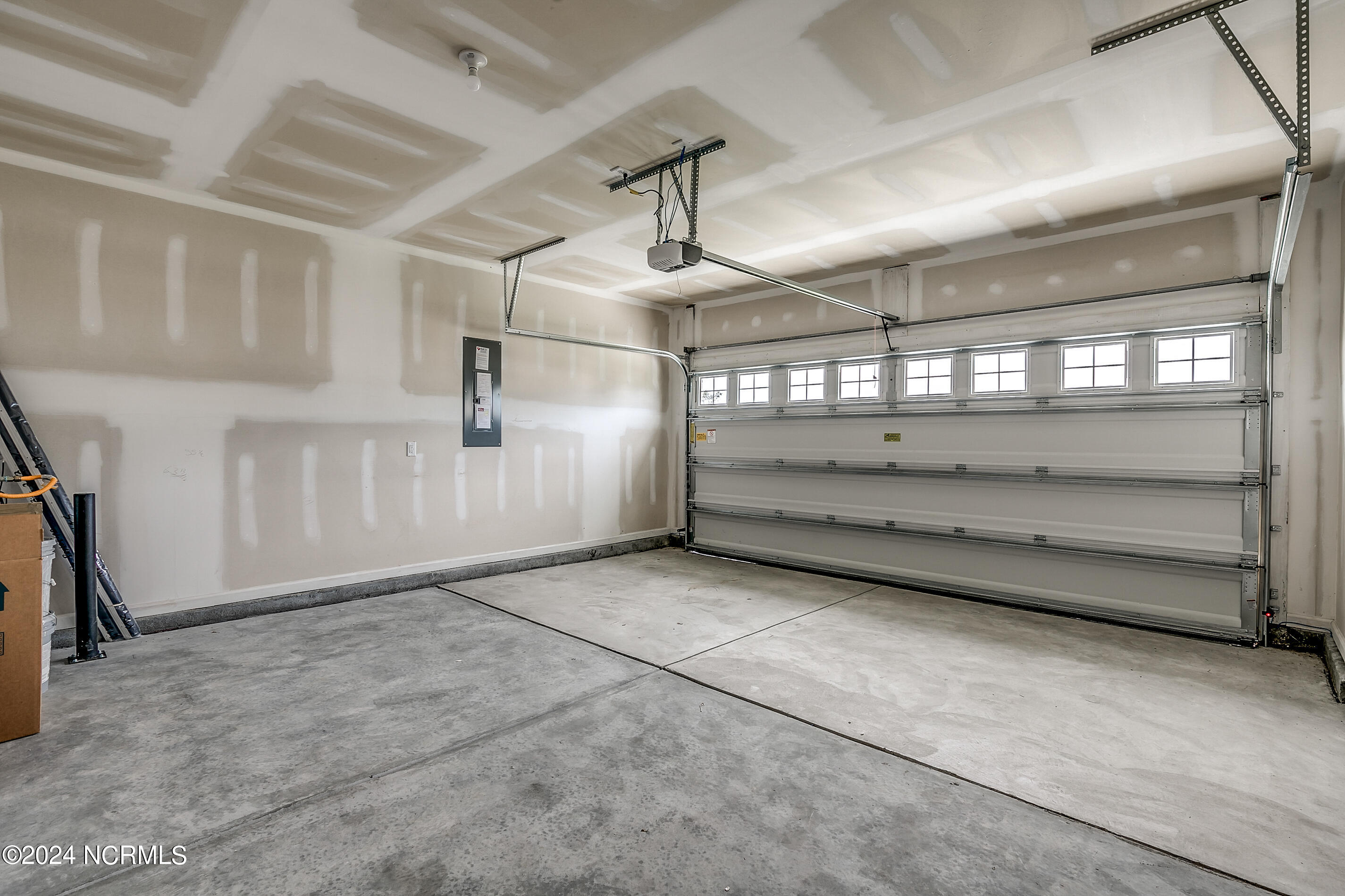 100567932 | Photo 27