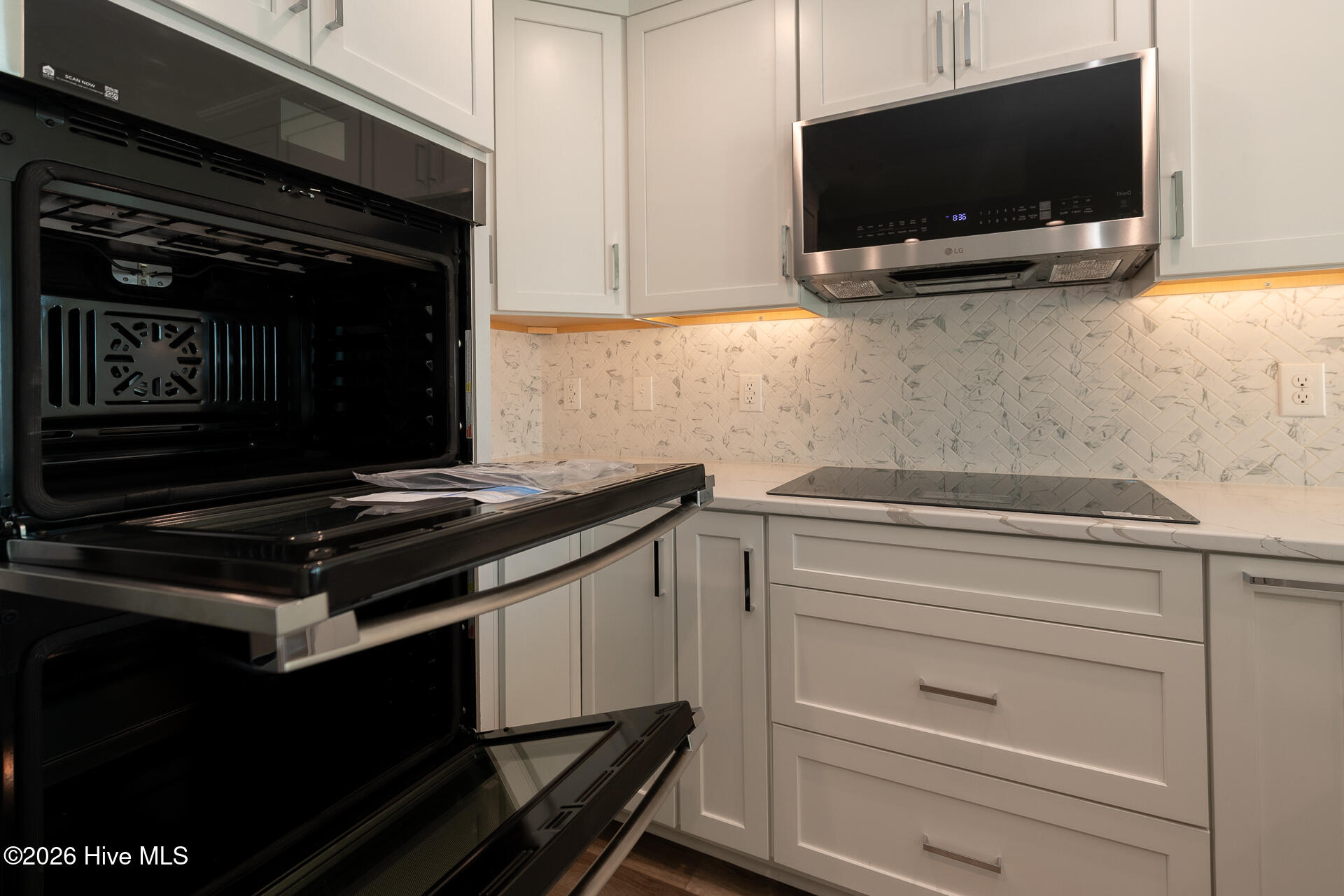 100568096 | Photo 30