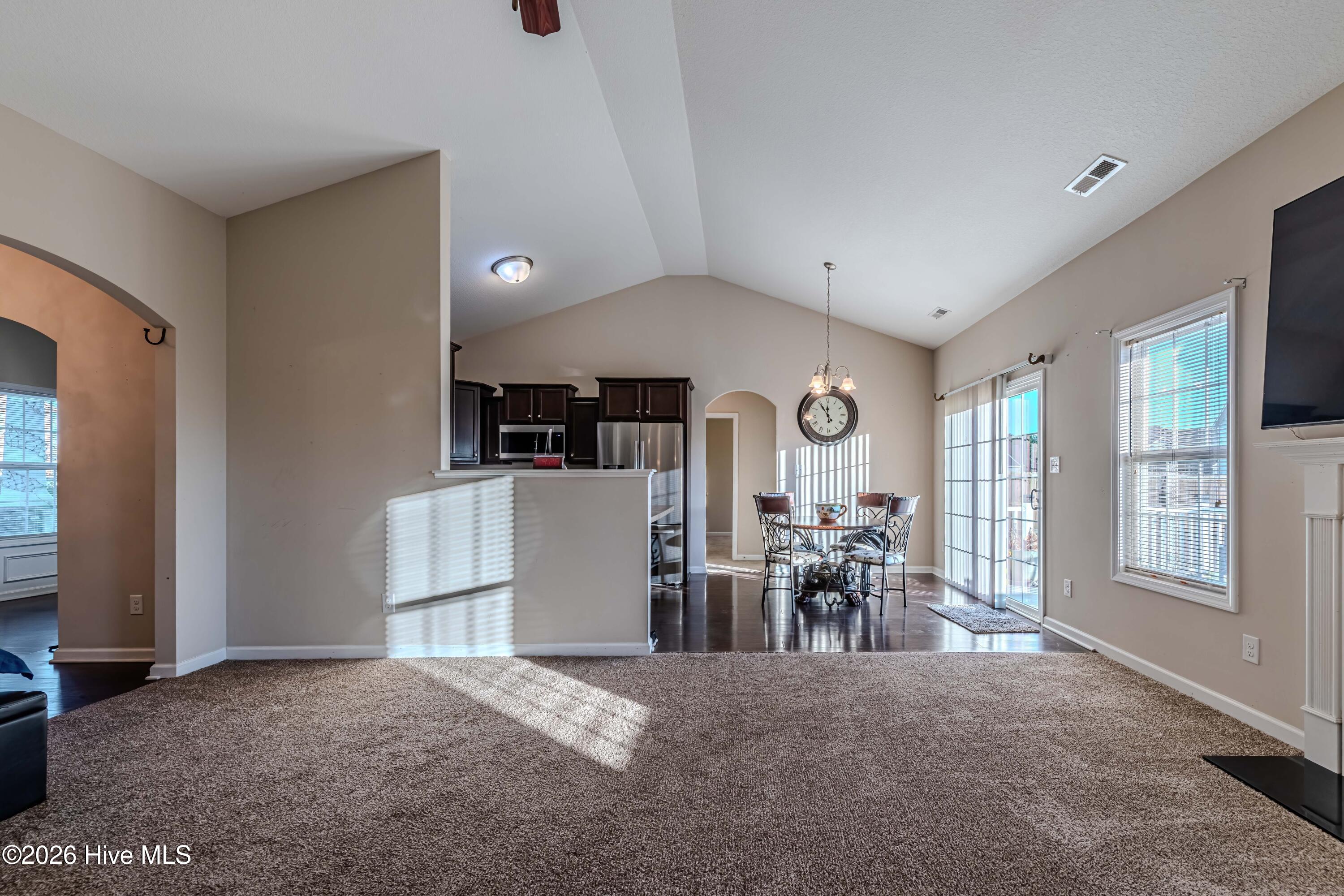 100549847 | Photo 15