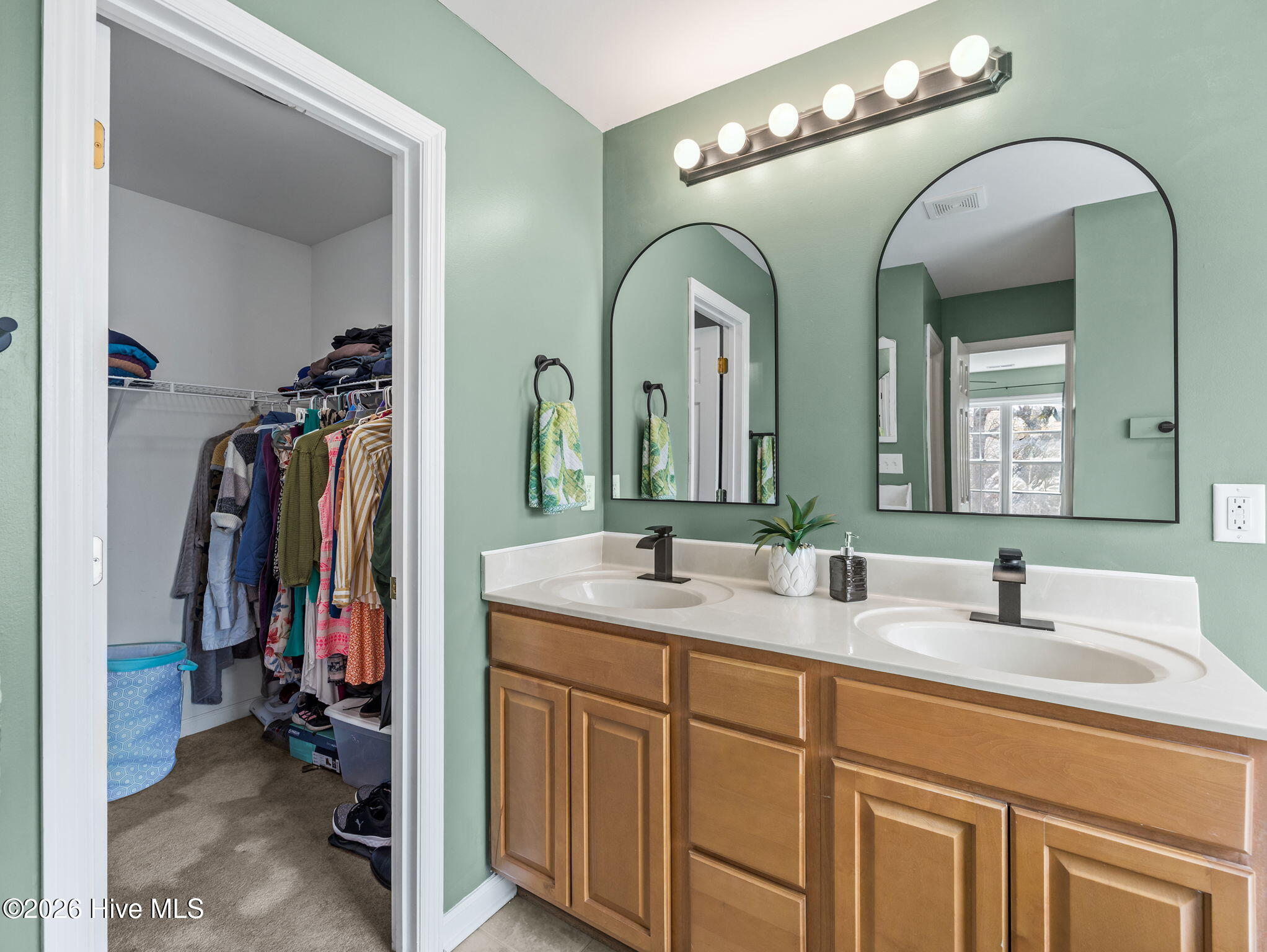 100562601 | Photo 24