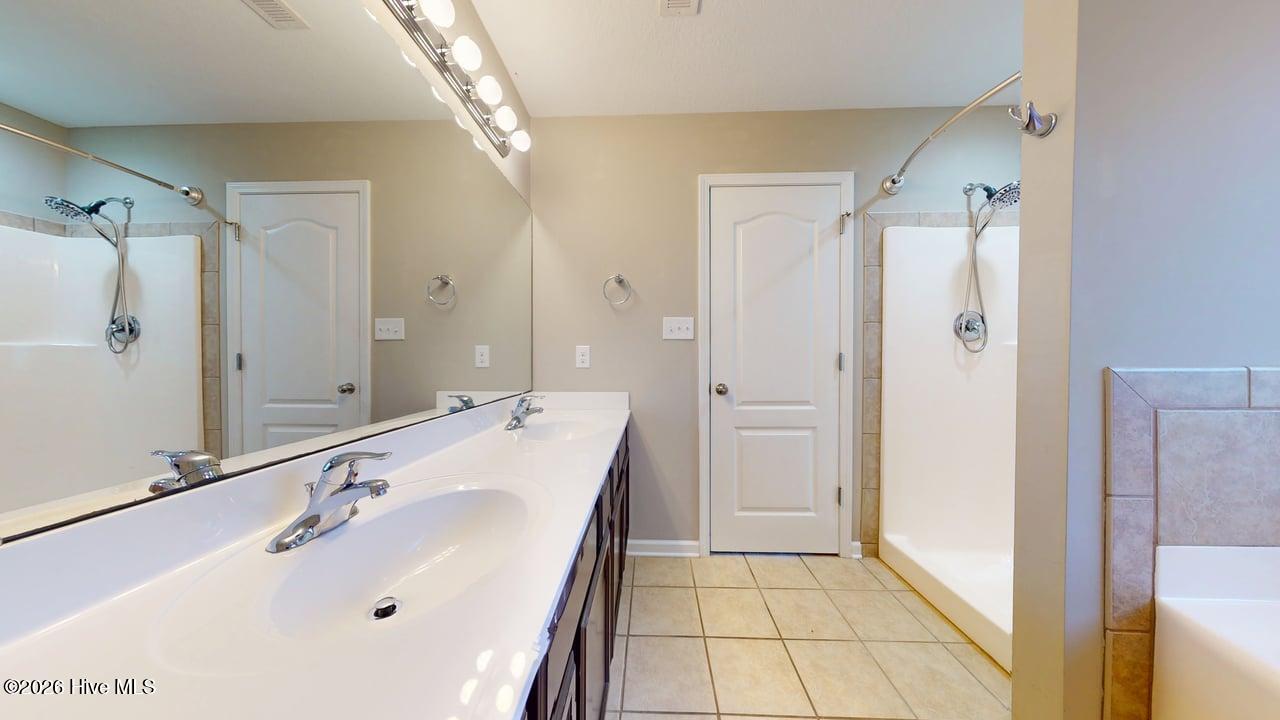 100569365 | Photo 19