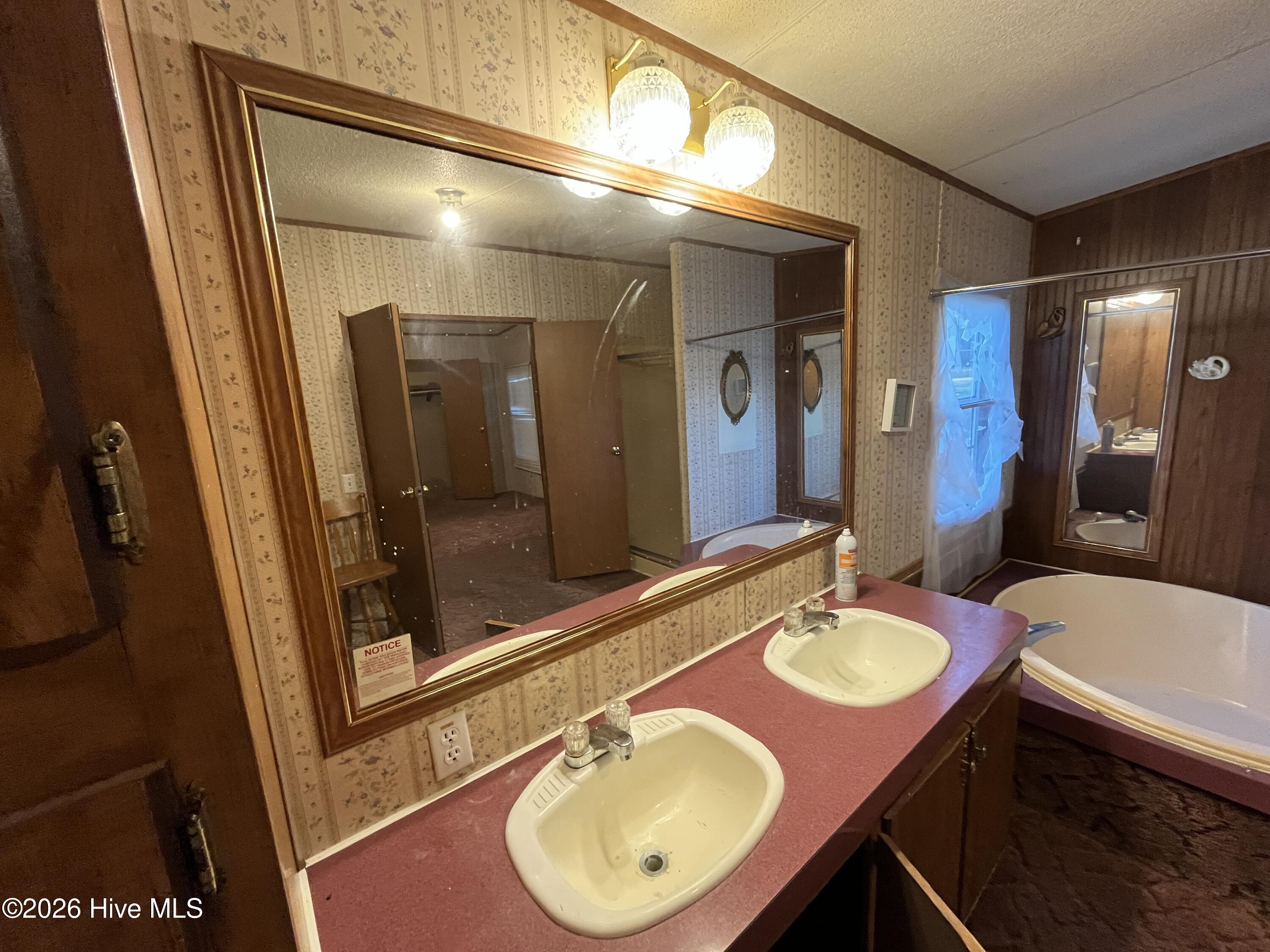 100568963 | Photo 43