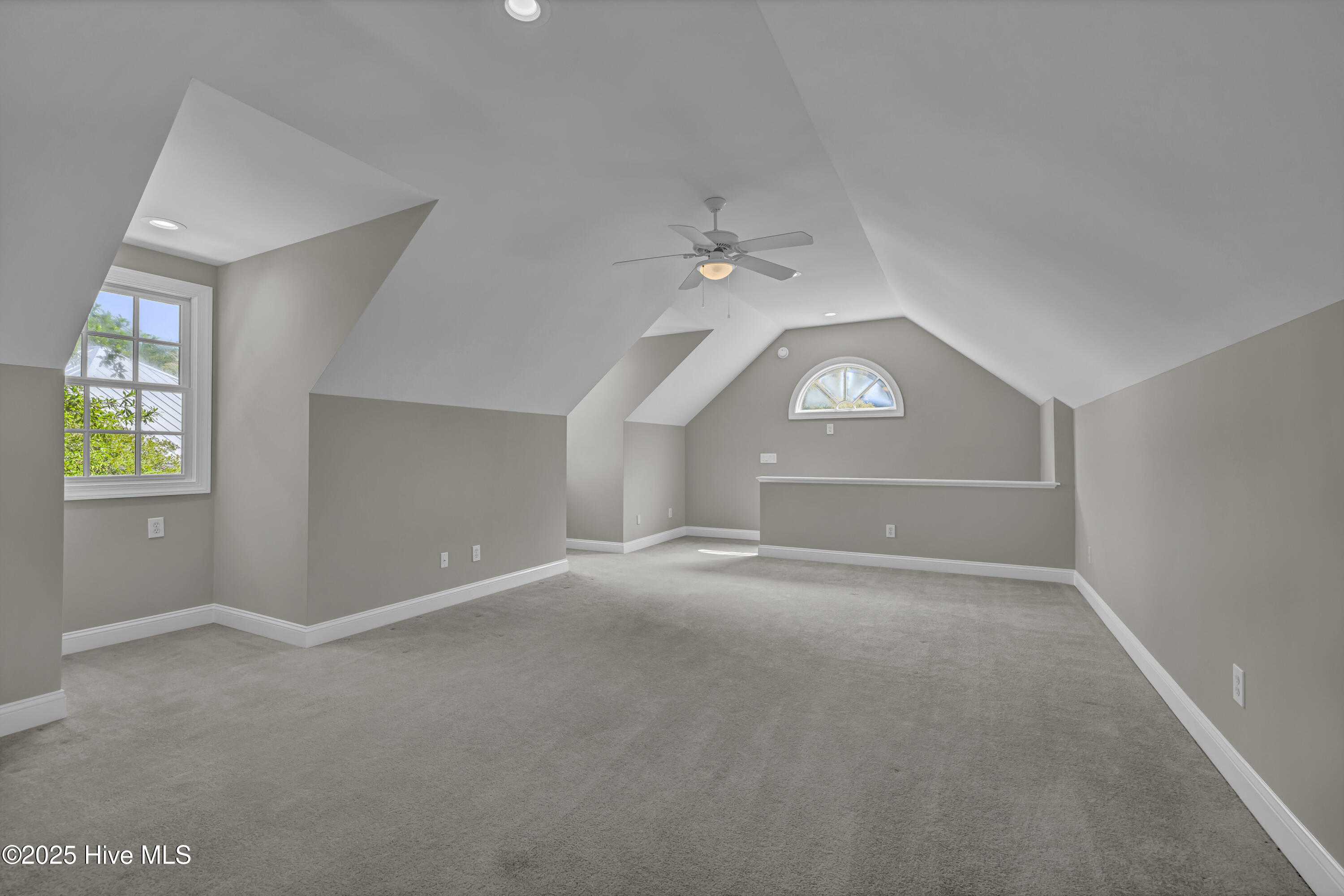 100565717 | Photo 47