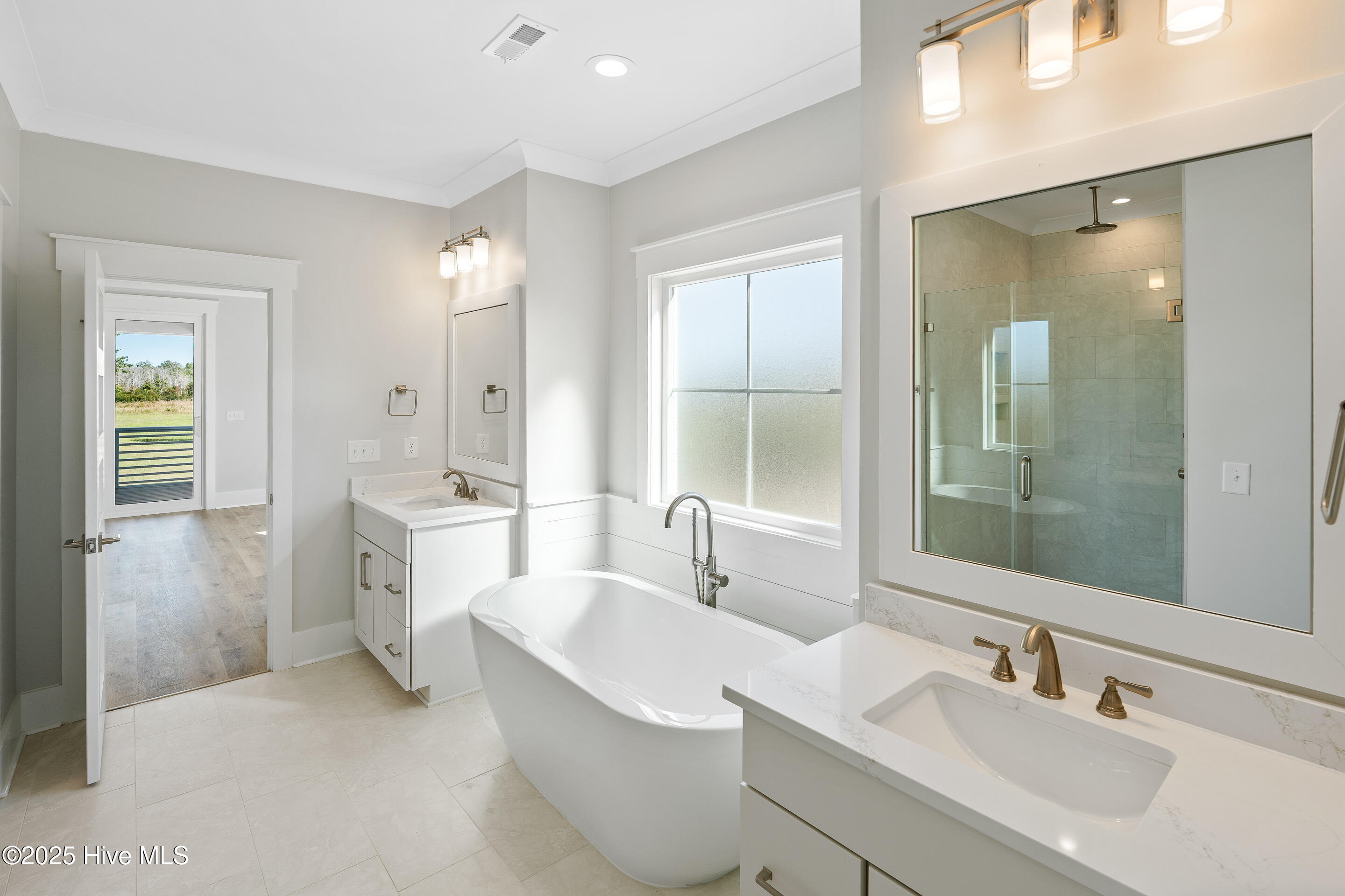 100537376 | Photo 30