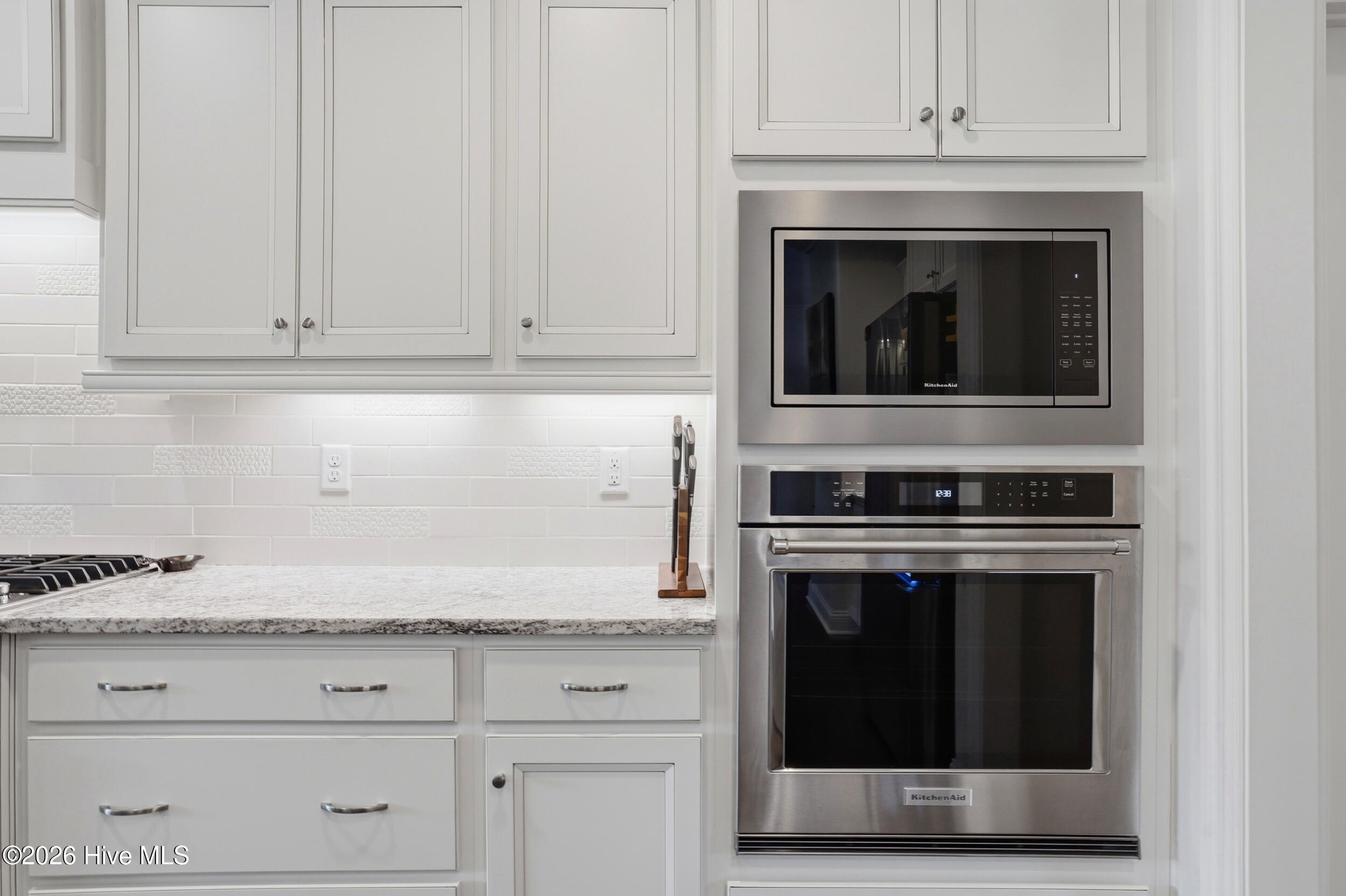 100560979 | Photo 15