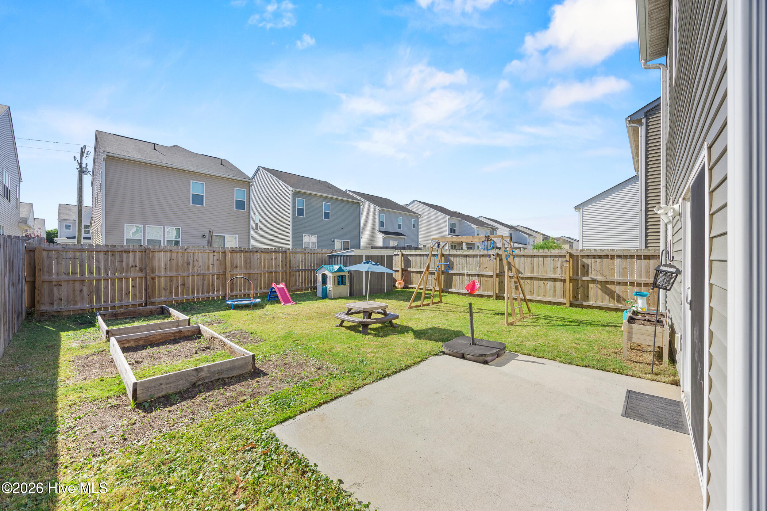 100568989 | Photo 35