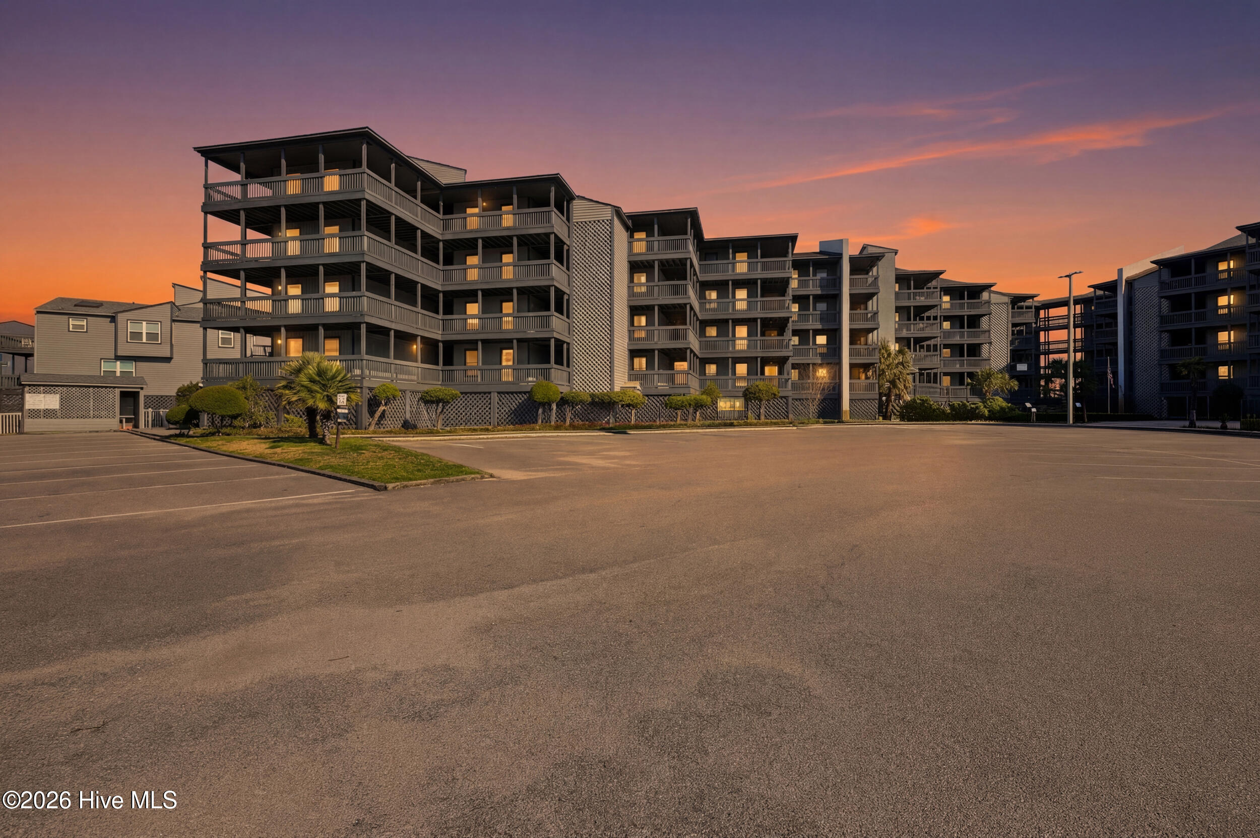 100563285 | Photo 72