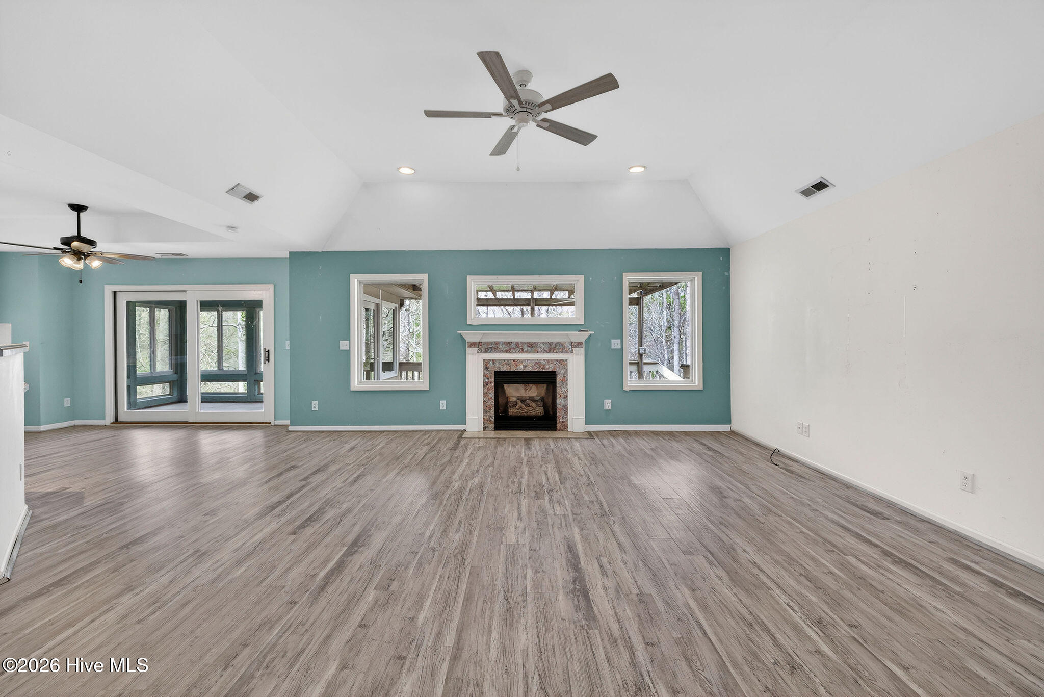 100556345 | Photo 32