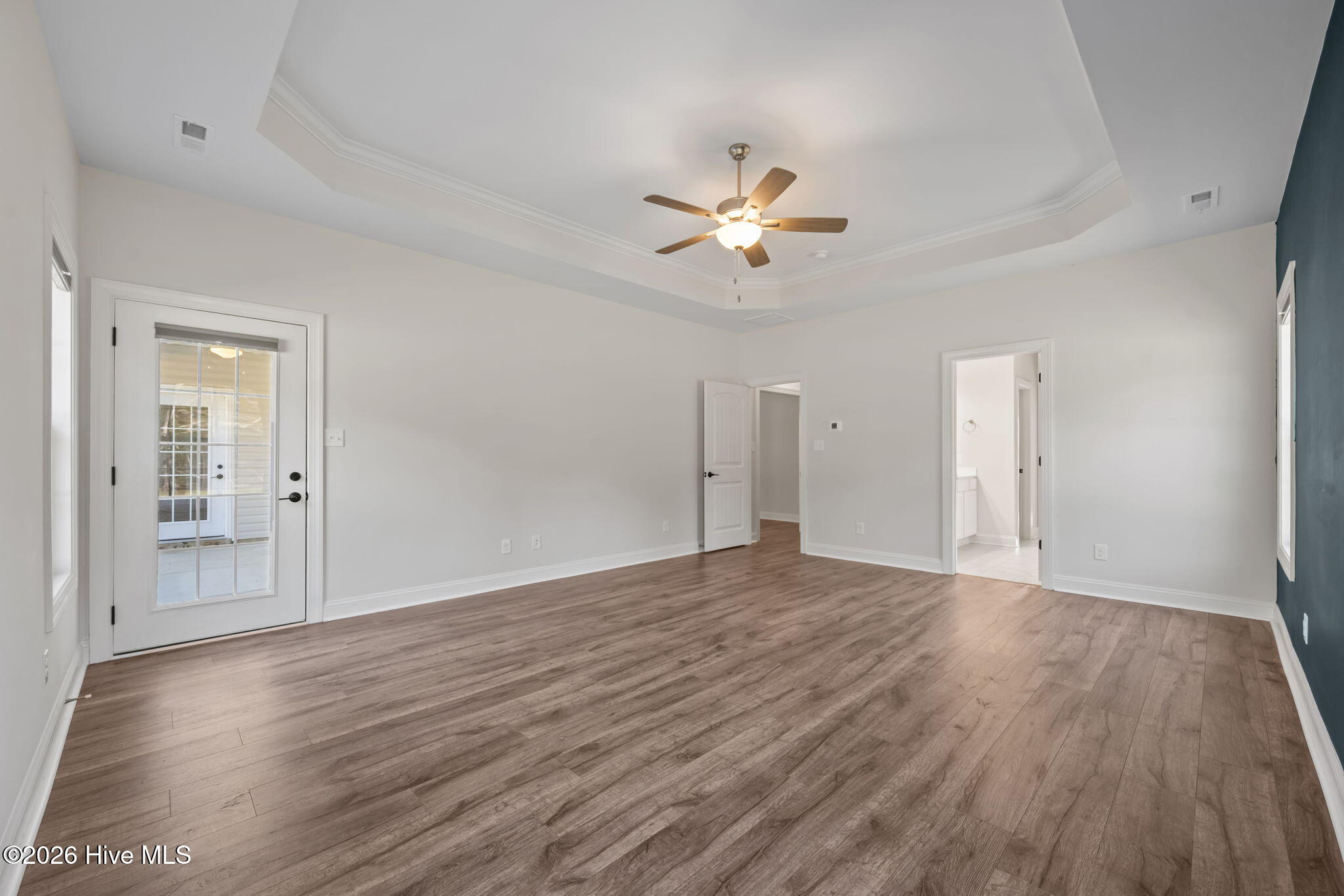 100561720 | Photo 24