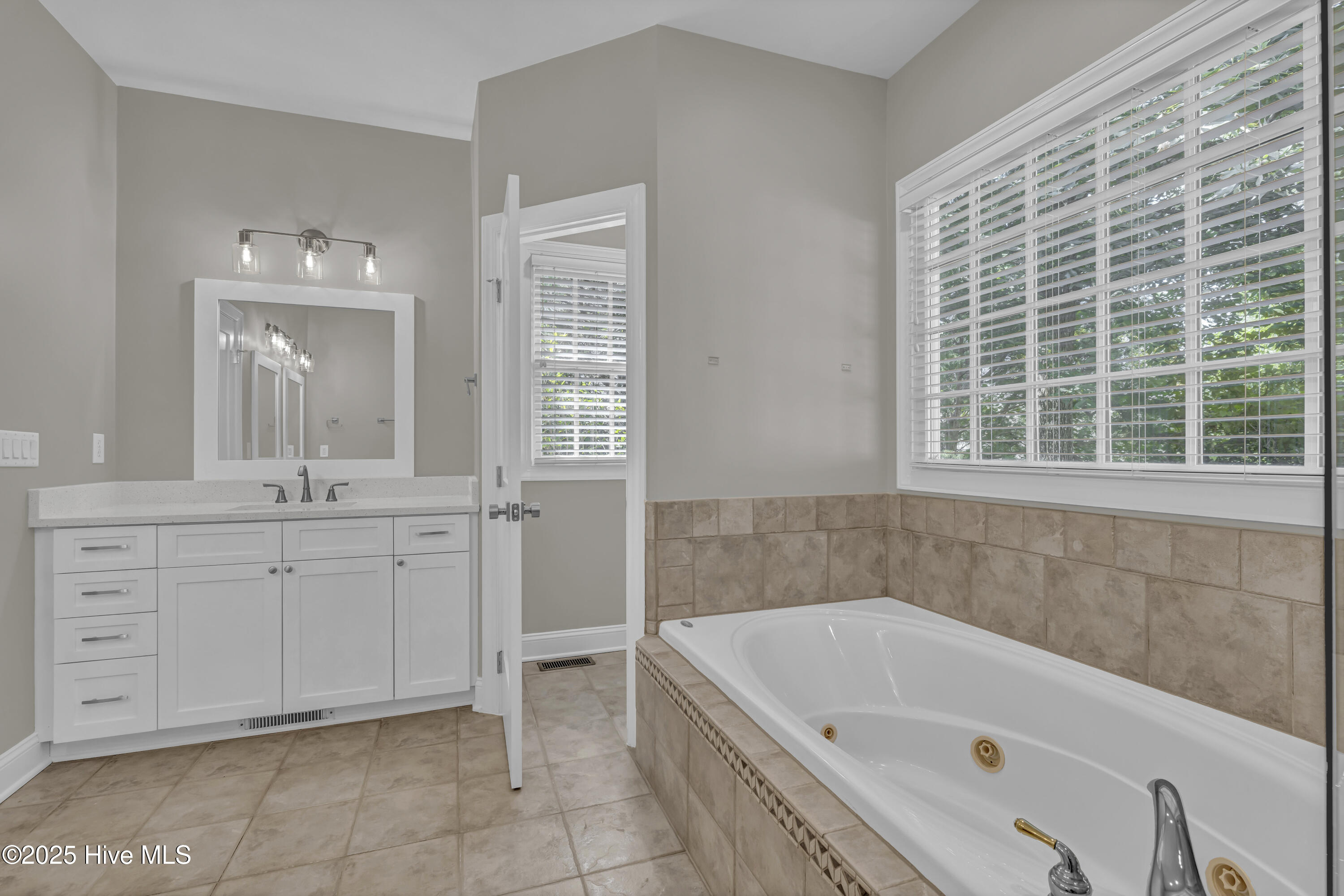 100516231 | Photo 35