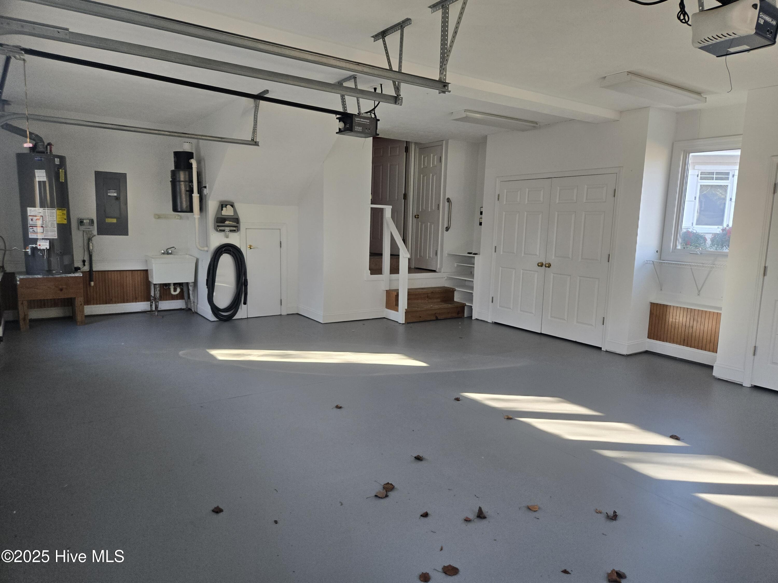 100545211 | Photo 51