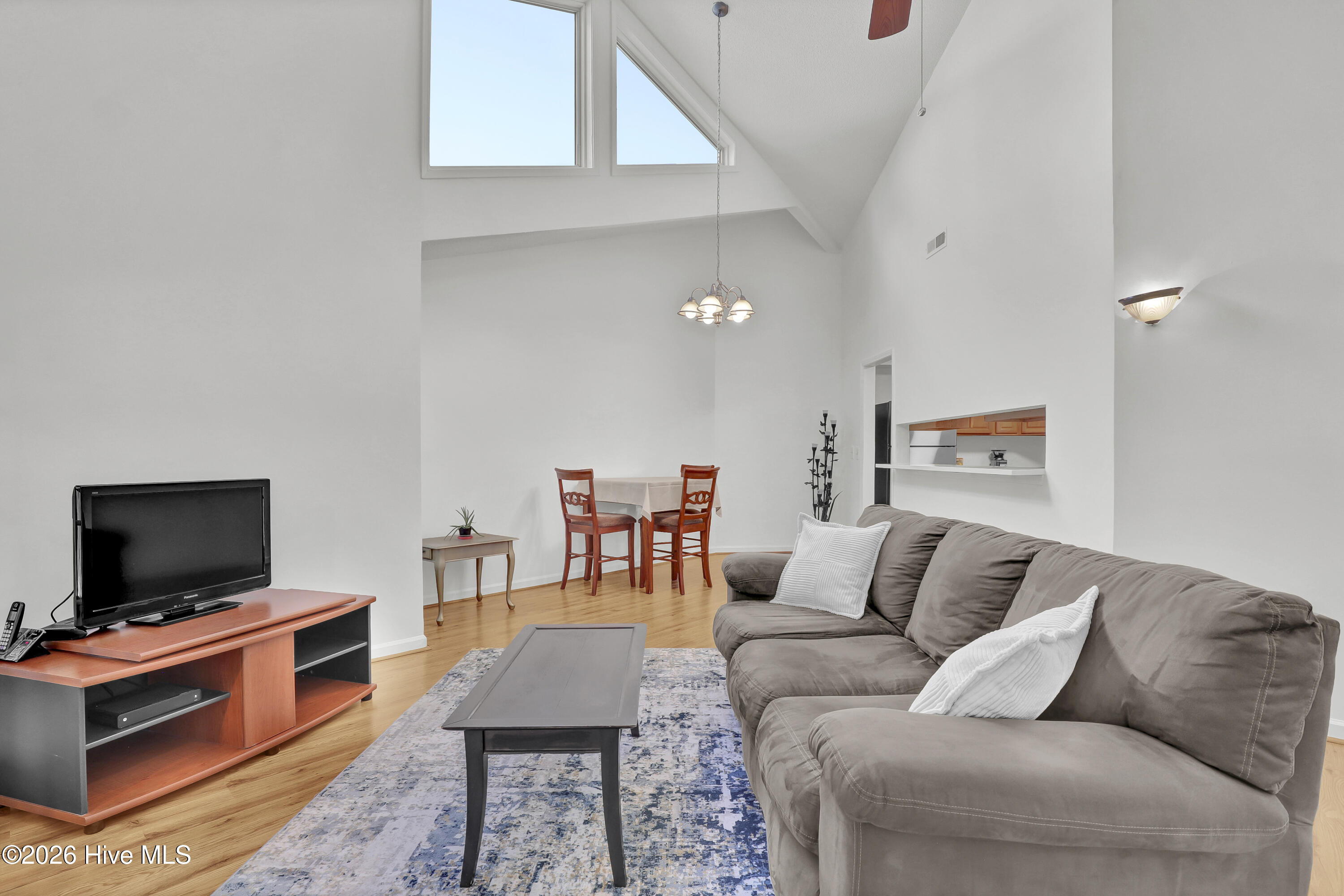 100565686 | Photo 12