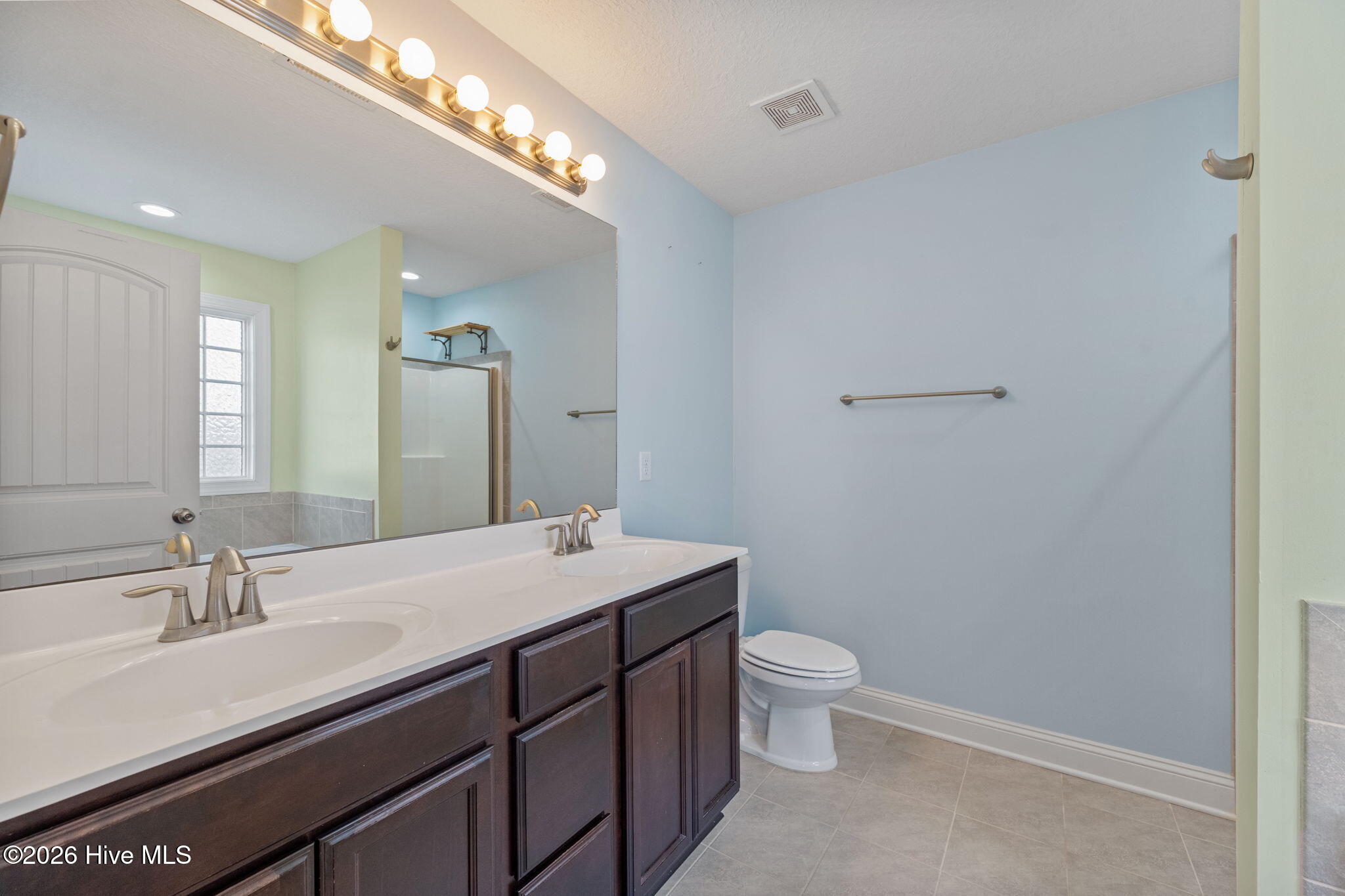 100564083 | Photo 16