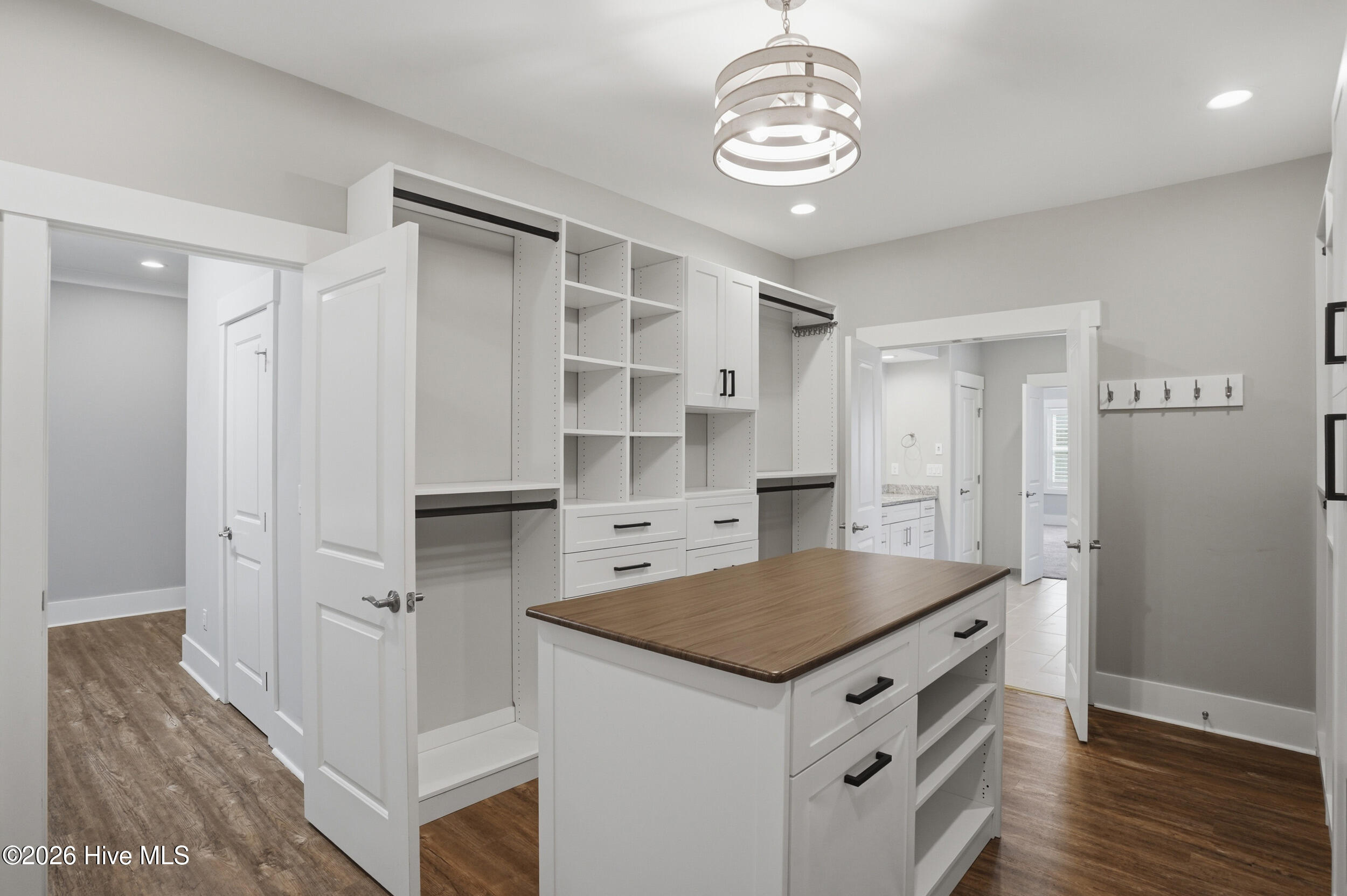 100561233 | Photo 26