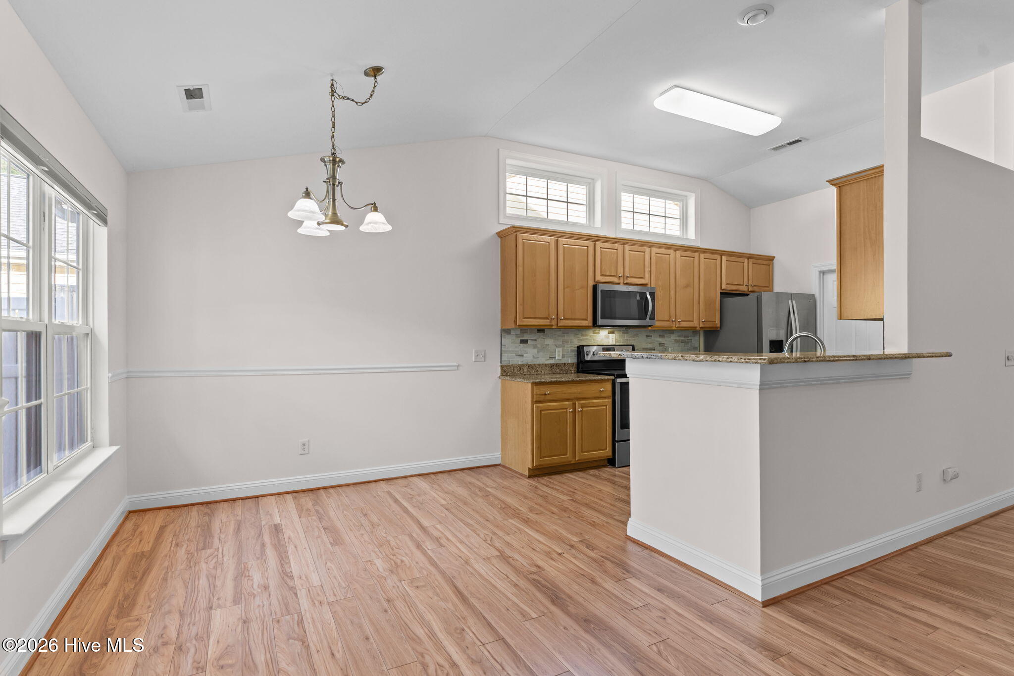 100549598 | Photo 14