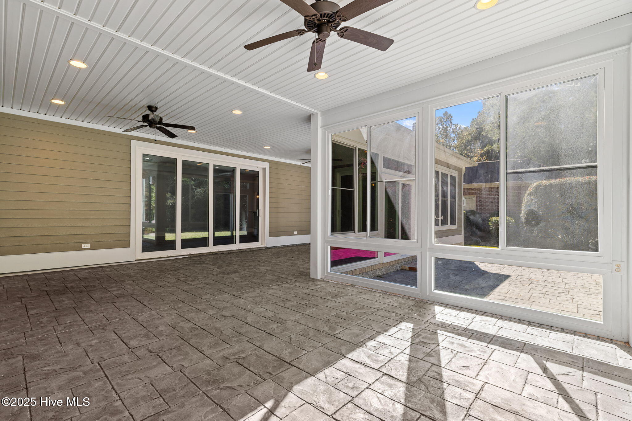 100542044 | Photo 46