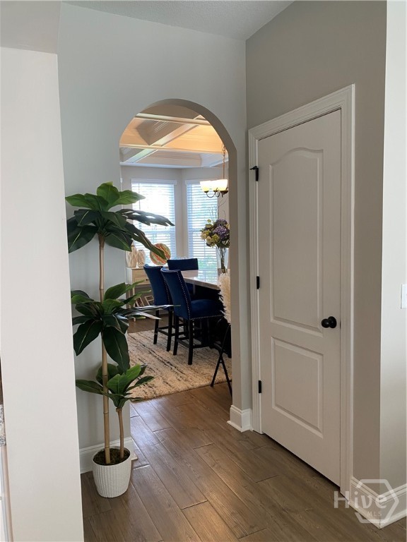 walk way from dining room into breakfast/kitchen a