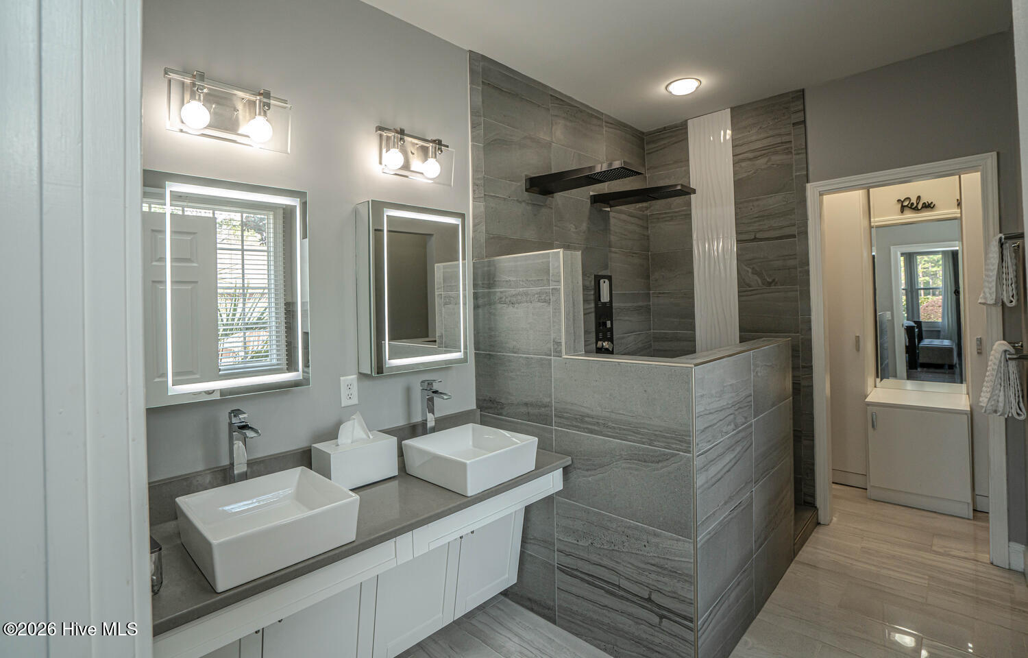 100561911 | Photo 33