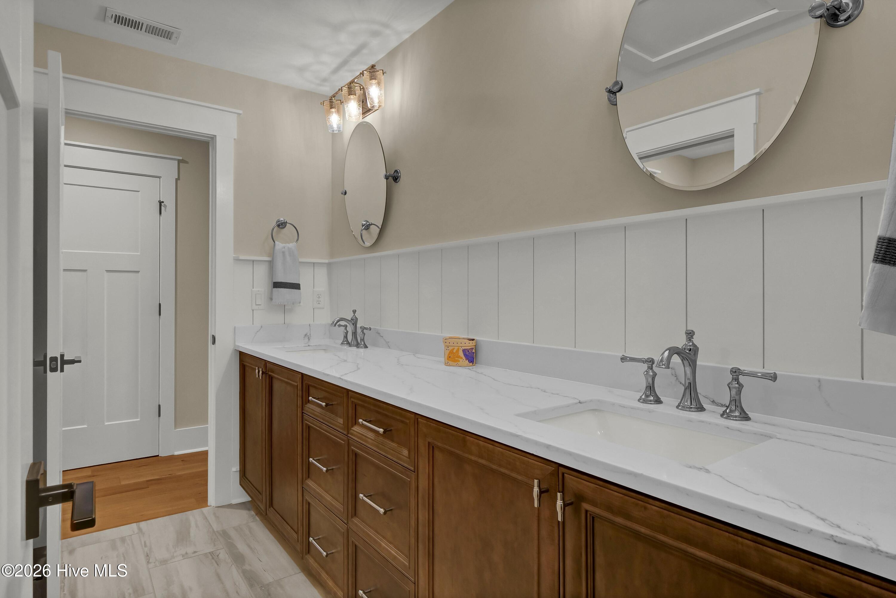 100566298 | Photo 43