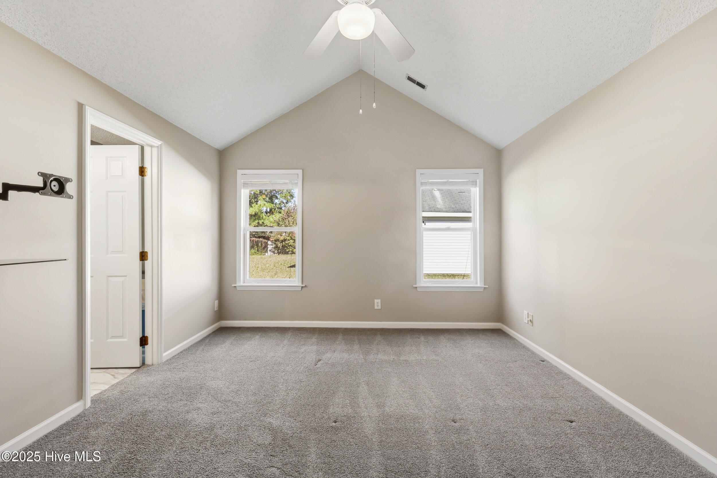 100540113 | Photo 15