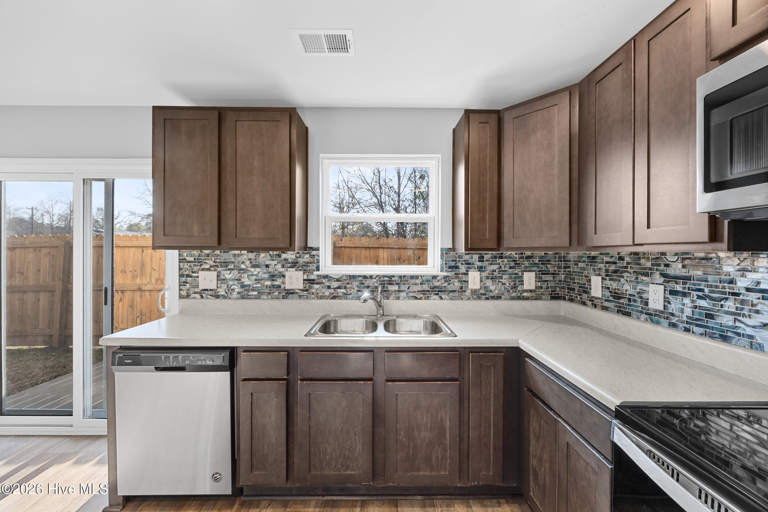 100553351 | Photo 17