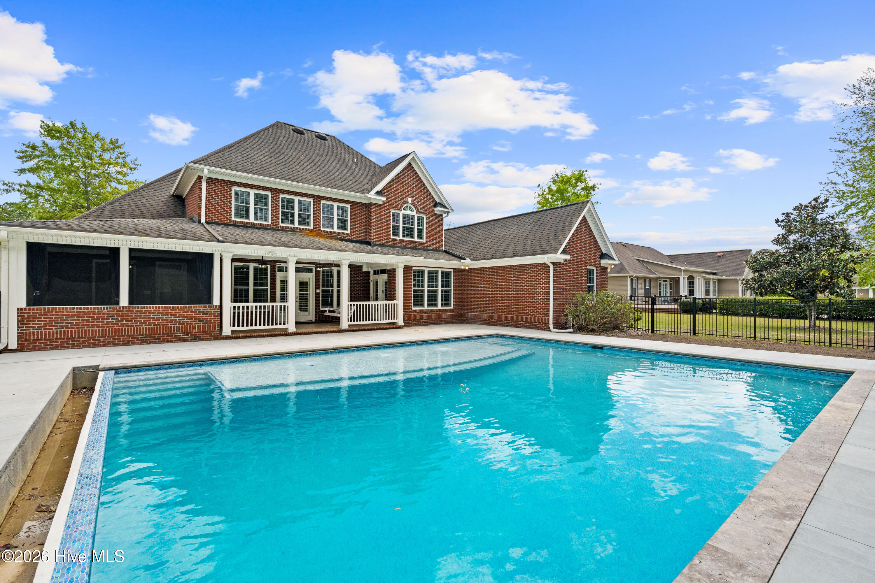 100565289 | Photo 69