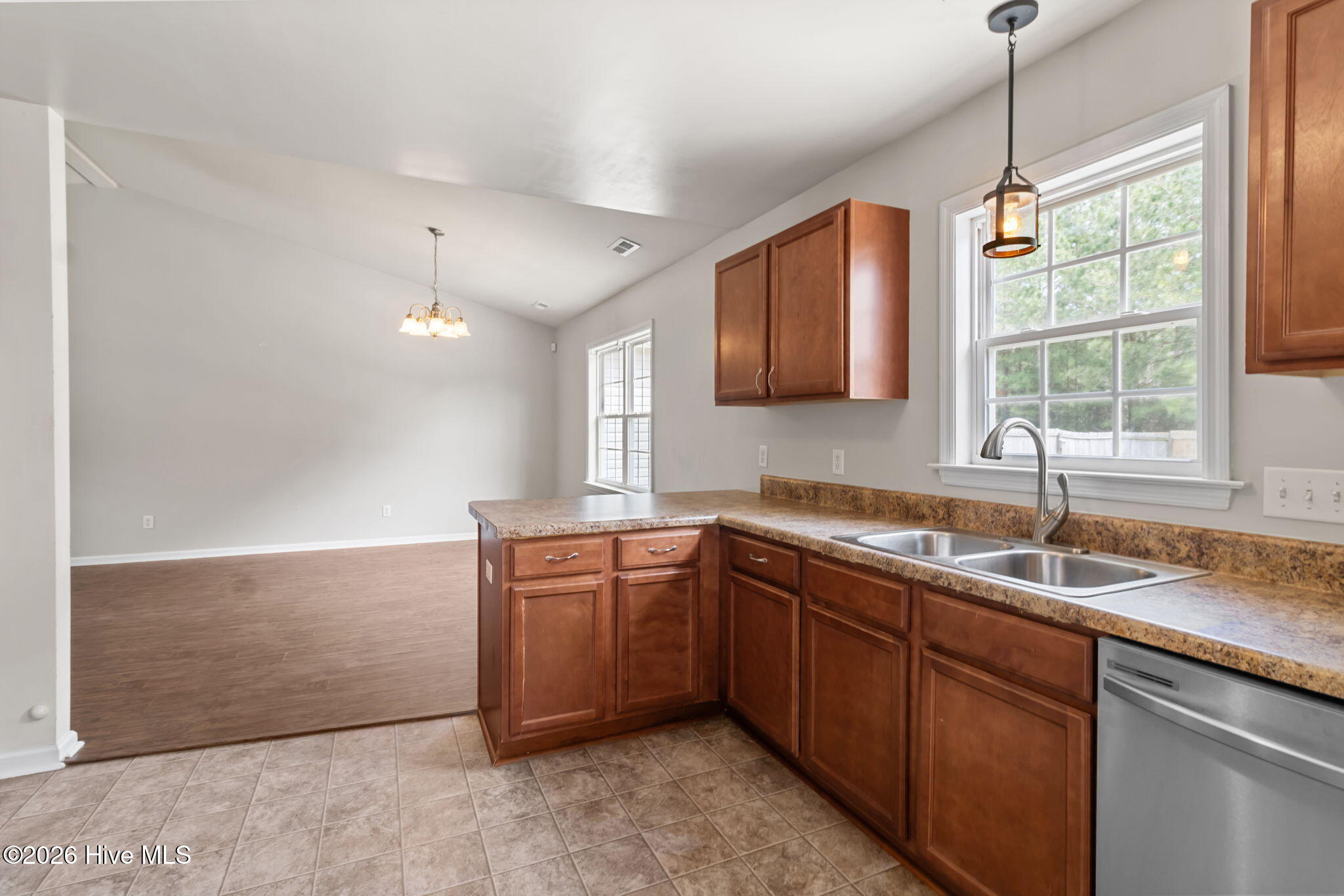 100561505 | Photo 12