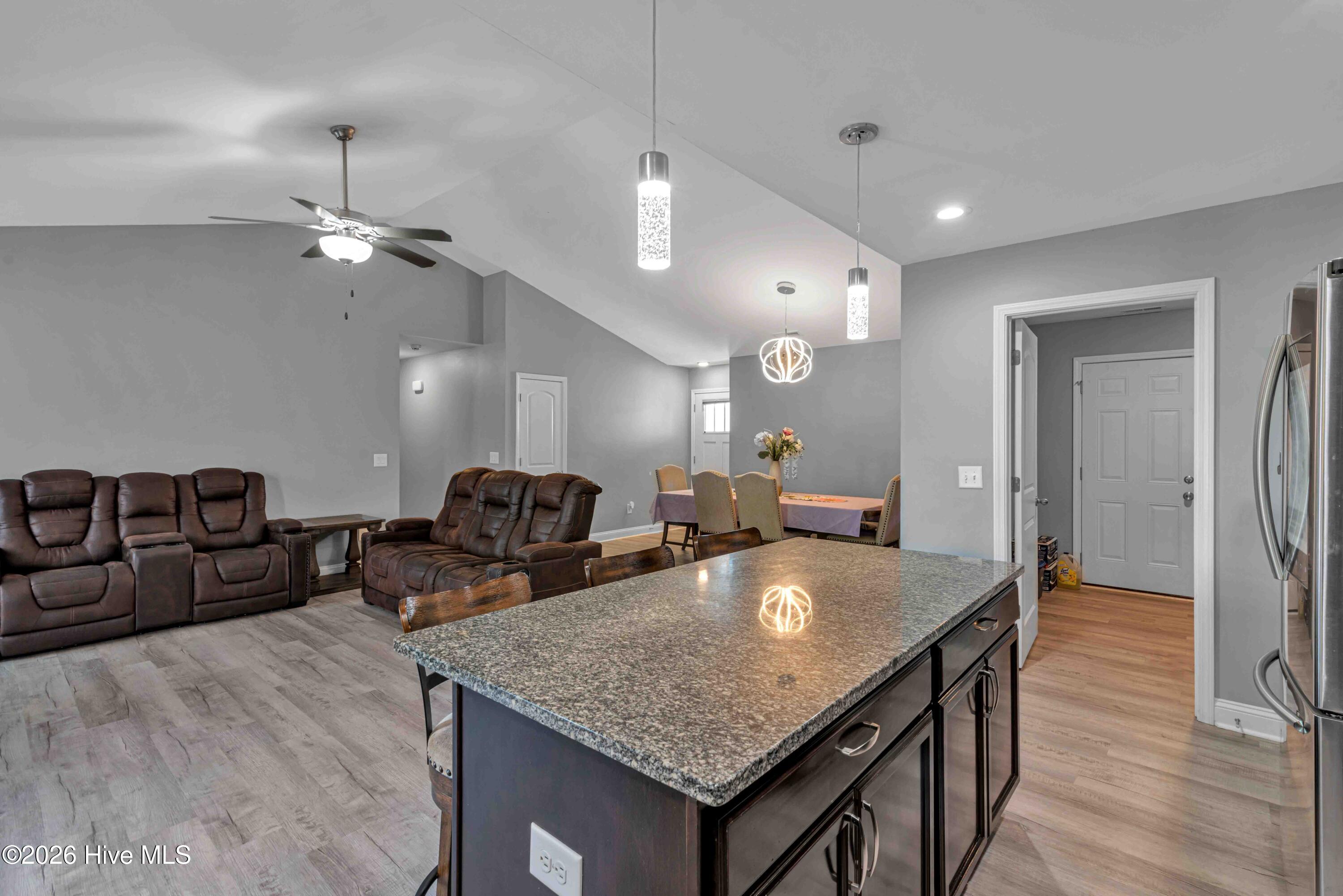 100558527 | Photo 16