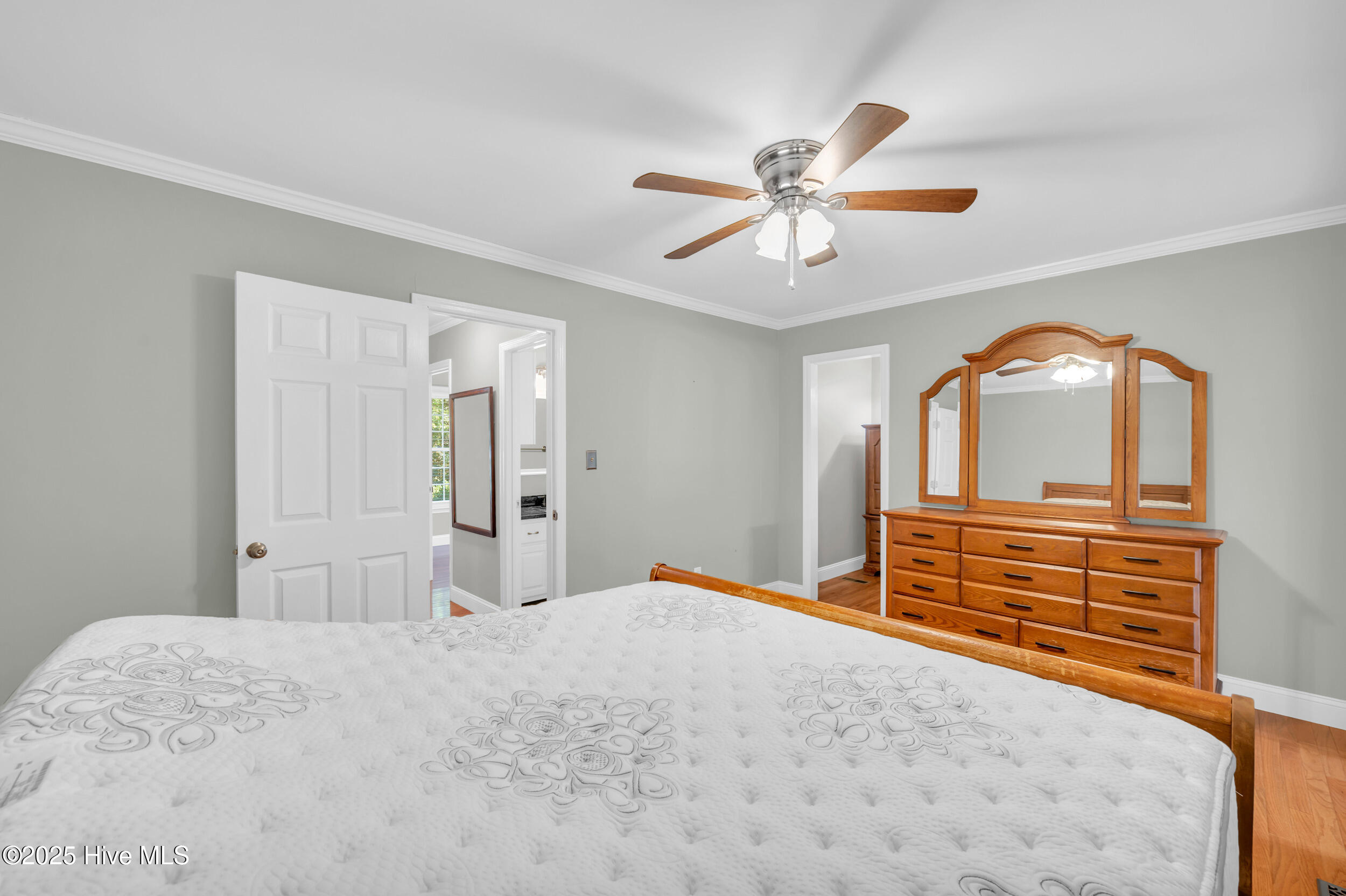 100532115 | Photo 17