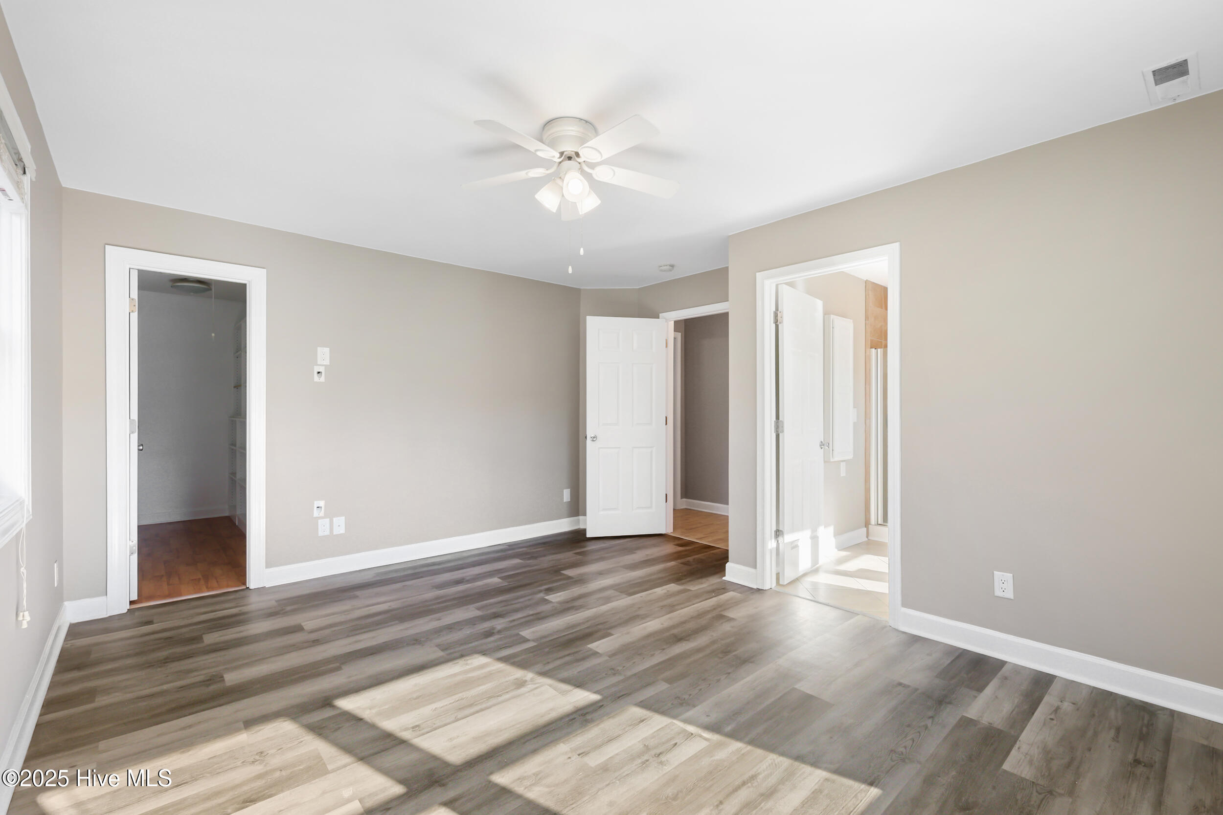 100542075 | Photo 30