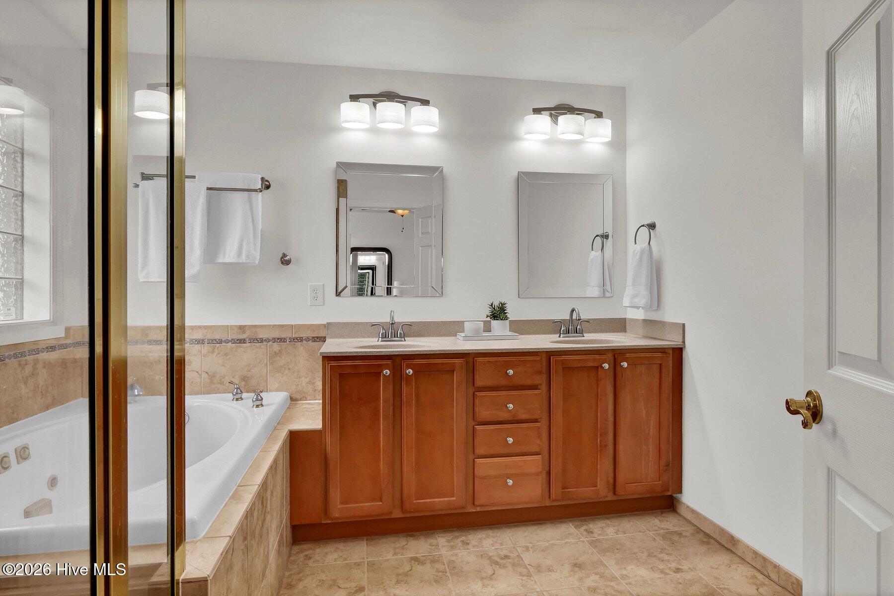 100562054 | Photo 15