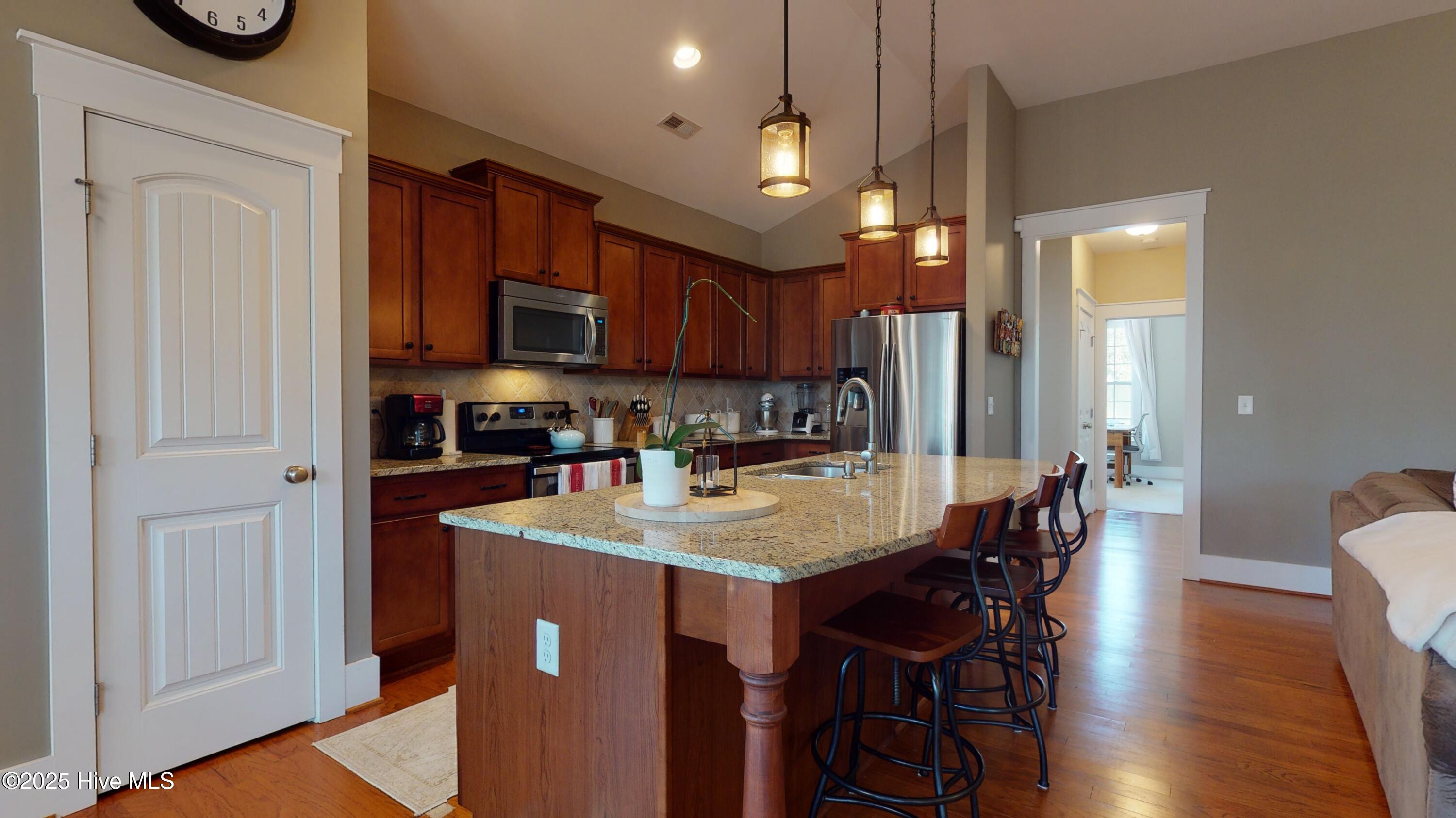 100570166 | Photo 37