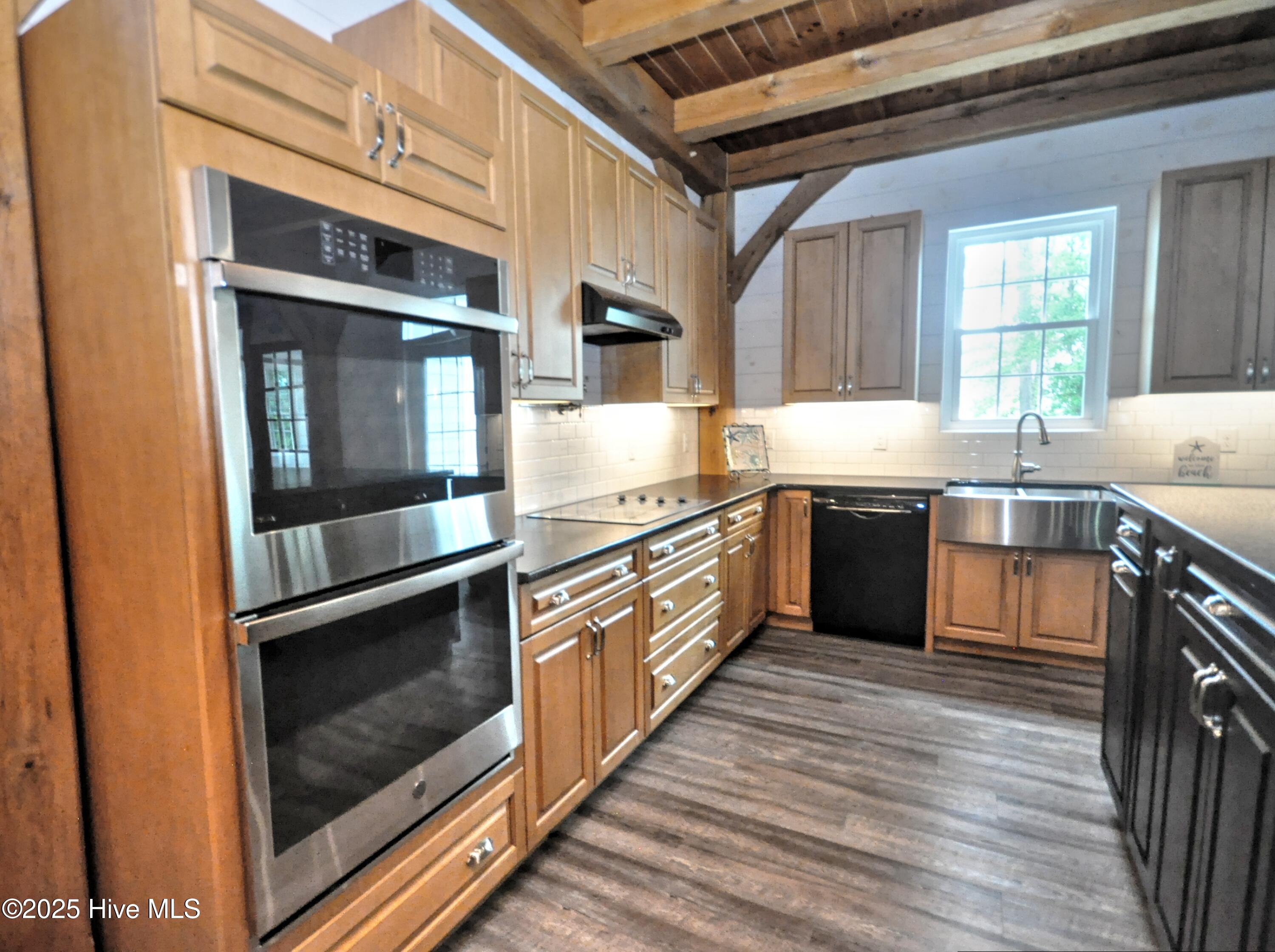 100535585 | Photo 35