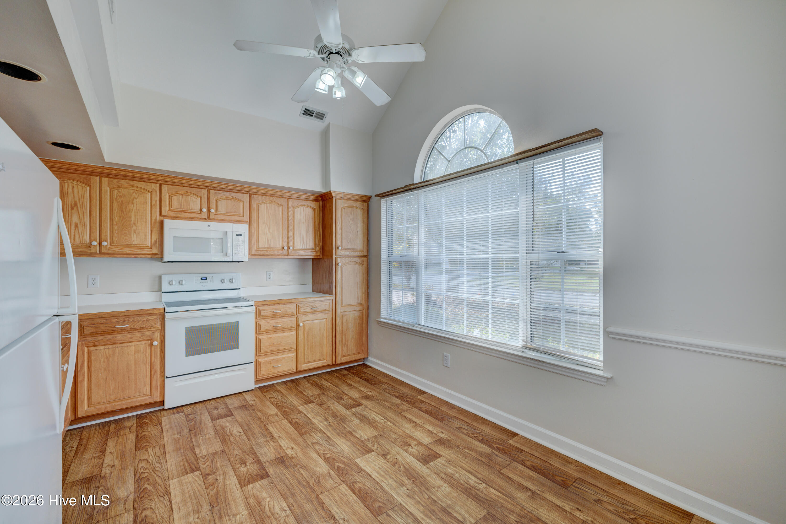 100562738 | Photo 13