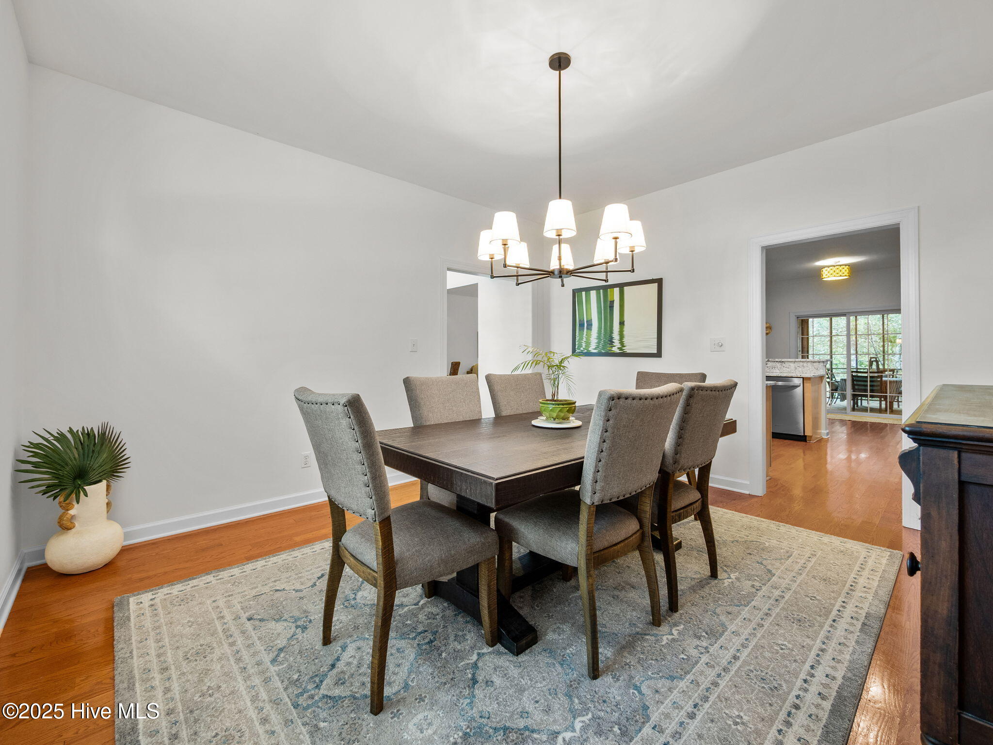 100519195 | Photo 14