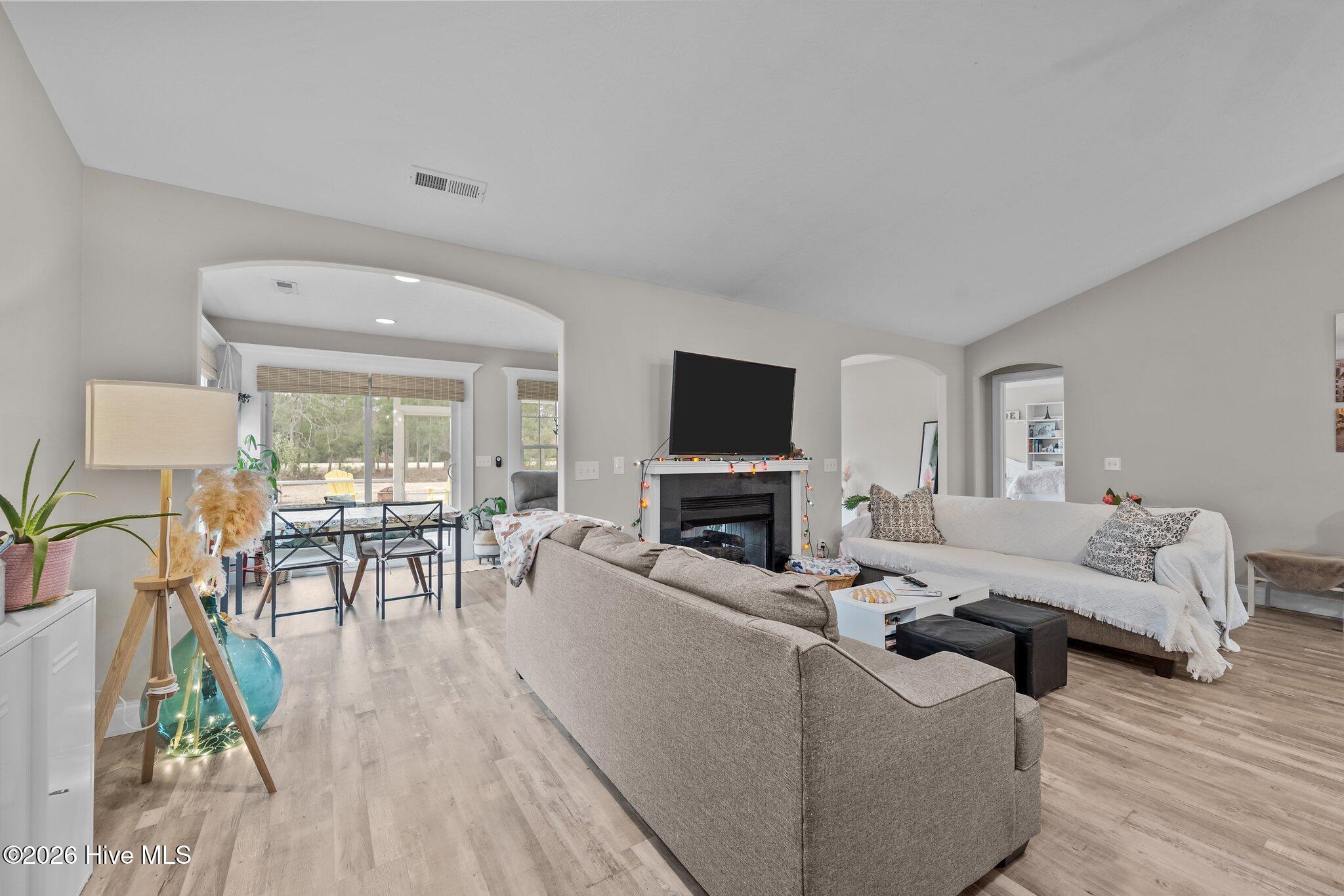 100566120 | Photo 22