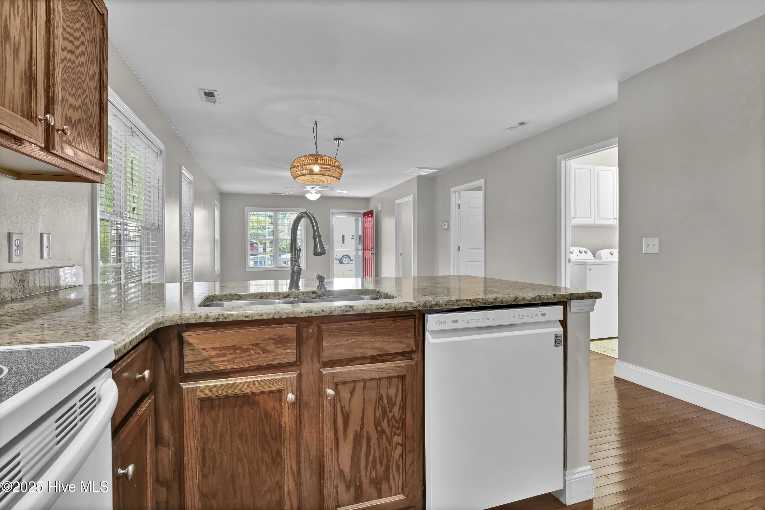 100531492 | Photo 14