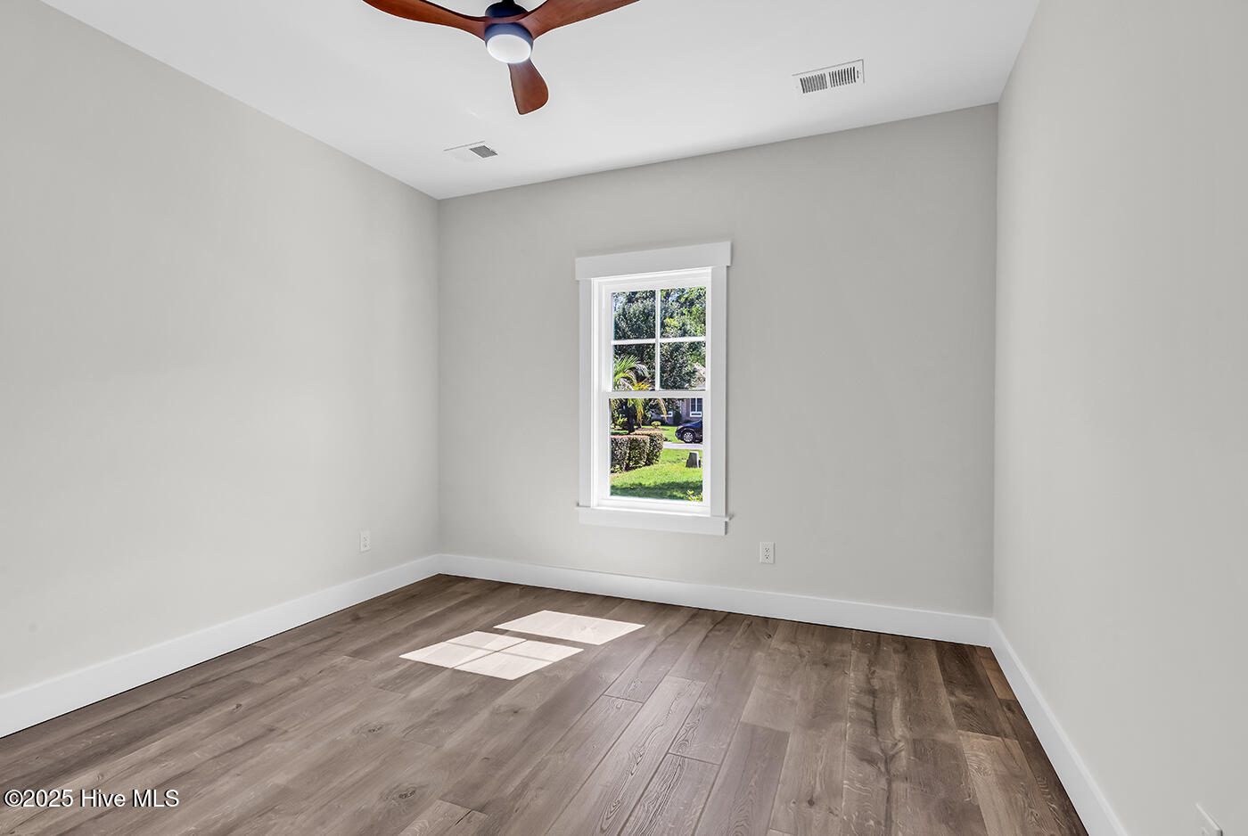 100502261 | Photo 22