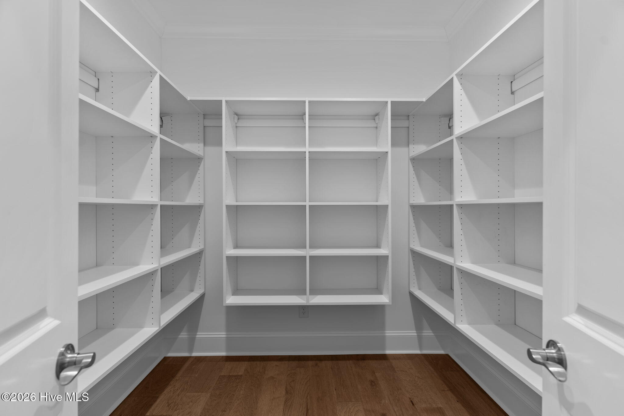 100561847 | Photo 12