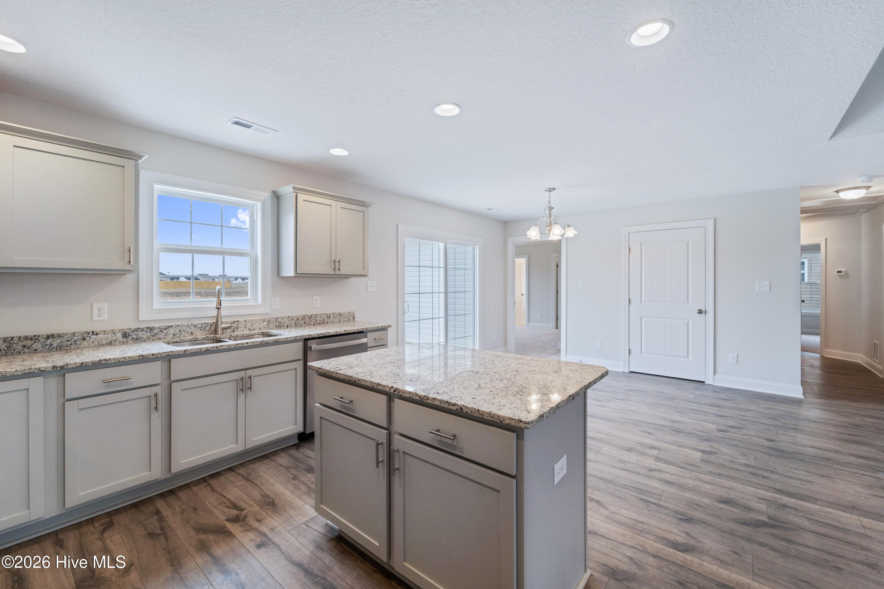 100530665 | Photo 14